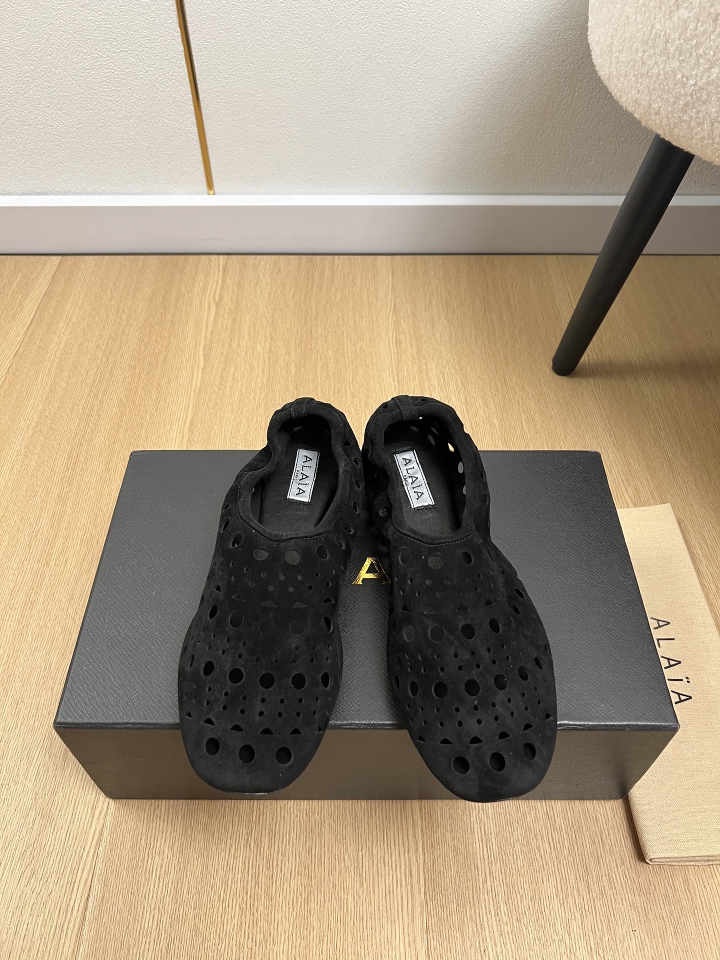 NO:868562,ALAIA | ALAIA | 2026 2026 Spring and Summer New Products The latest popular punched hollow ballet shoes in the counter. The irresistible sandals ALAIA highlight the beauty of the female figure and convey the power of women. Simple and elegant sculptural design, artistic pursuit of details, progressive modern aesthetics and meticulous craftsmanship spirit. Benchmarking and versioning. Original customized sheepskin/sheepskin on the upper. Imported sheepskin on the lining.  Outsole Imported from Italy, genuine leather outsole, high heel, flat sole, size 35-42 (customized at 40.41.42), single shoes, alaia, sandals, sheepskin, sheep, Leather soles19860909ALAIA |阿莱亚 | 2026 2026春夏新品 专柜最新爆款冲孔镂空芭蕾舞单鞋  拒绝不了的凉鞋阿莱亚彰显女性身形之美、传递女性力量,简约优雅的雕塑感设计,对细节的艺术追求,与求俱进的现代审美和一丝不苟的匠艺精神 对标对版 鞋面原版定制羊猄/羊皮 内里进口羊皮 大底意大利进口真皮大底 跟高平底 码数35-42（40.41.42定制）,单鞋,alaia,sandals,sheepskin,sheep,Leather soles,Women's Shoes