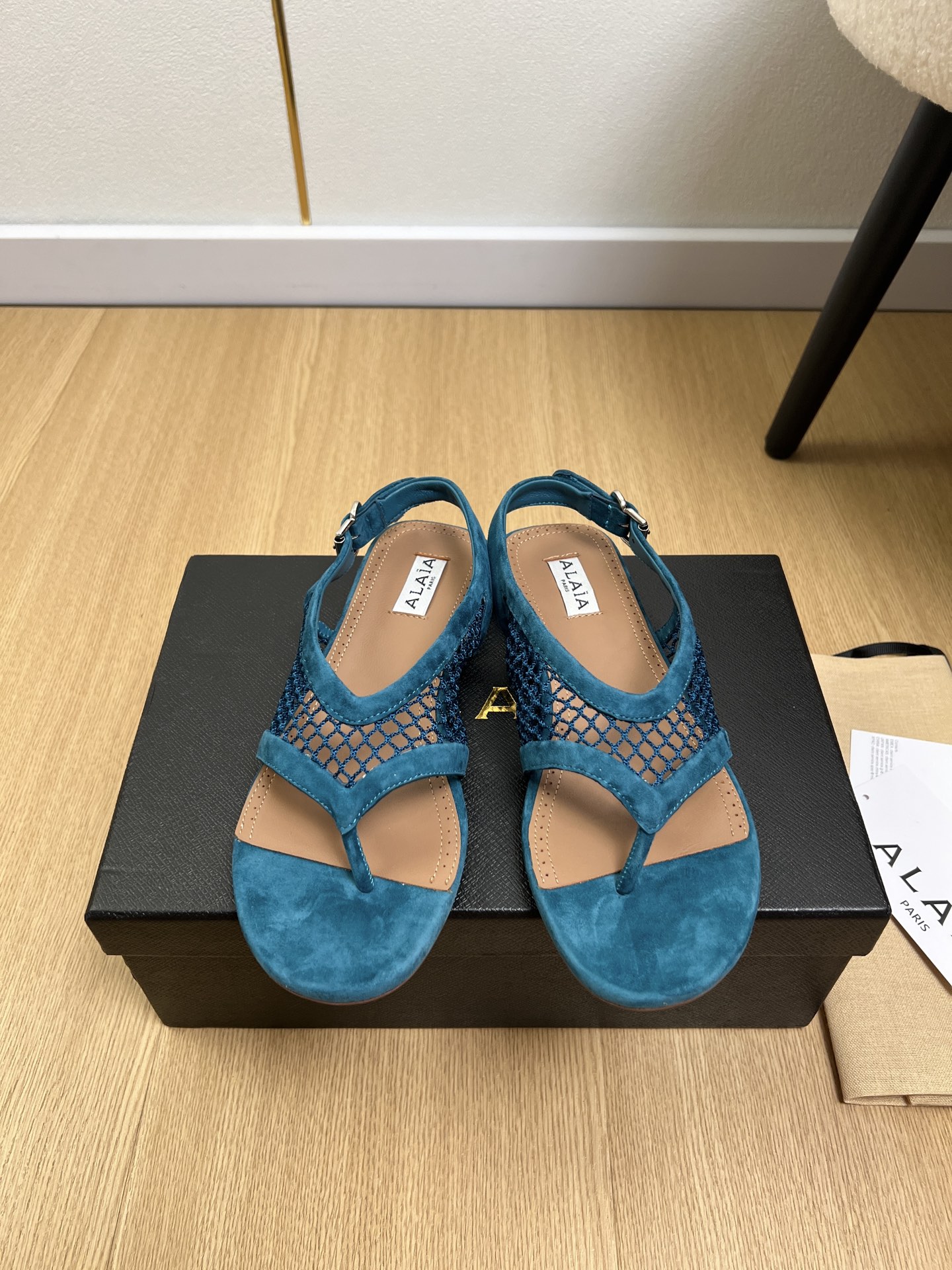 NO:868550,ALAIA | ALAIA | 2026 2026 Spring and Summer New Products The latest popular mesh flip-flop sandals series in the counter. The irresistible sandals ALAIA highlight the beauty of the female figure and convey the power of women. Simple and elegant sculptural design, artistic pursuit of details, progressive modern aesthetics and meticulous craftsmanship spirit. Benchmarking and versioning. Original custom-made fishnet + patent leather / sheepskin on the upper. Sheepskin lining  Outsole original molded rubber non-slip outsole high heel flat size 35-40 (40 customized), split-toe shoes, alaia, sandals, sheepskin, sheep19860909ALAIA |阿莱亚 | 2026 2026春夏新品 专柜最新爆款网面夹脚凉鞋系列  拒绝不了的凉鞋阿莱亚彰显女性身形之美、传递女性力量,简约优雅的雕塑感设计,对细节的艺术追求,与求俱进的现代审美和一丝不苟的匠艺精神 对标对版 鞋面原版定制渔网+漆皮/羊猄 内里羊皮 大底原版开模橡胶防滑大底 跟高平底 码数35-40（40定制）,分趾鞋,alaia,sandals,sheepskin,sheep,Women's Shoes