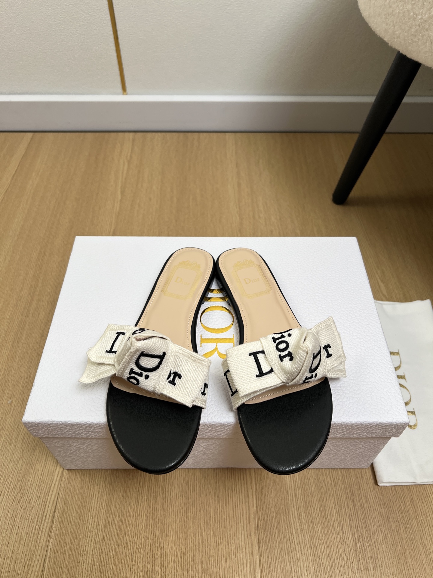 NO:874866,High version Dior Dior | 2026 D home 2026 spring and summer new products counter new popular letter web bow flat thick heel slippers series ~ original purchase, development and production. This pearl thick heel sandal reinterprets Dio's flagship item, showing modern elegance. Extraordinary comfort. It can add classic style to various styles, and can also be matched with other items in the Miss Dior limited series to create matching looks [Celebration] [Celebration] [Celebration] Upper  Imported webbing surface, lining, sheepskin, foot pads, sheepskin outsole, genuine leather outsole imported from Italy, heel height 1cm/4cm, size 35-41 (40.41 customized), flat bottom, thick heel, slippers, dior, dior, dior, sandals, slippers, sheepskin, Leather soles19860909高版本 Dior迪奥 | 2026 D家2026春夏新品 专柜新款爆款字母织带蝴蝶结平底粗跟拖鞋系列～ 原版购入开发 做货 这款珍珠粗跟凉鞋重新诠释 Dio 主打单品,彰显现代优雅气质.舒适非凡.可为各式造型增添经典风格,亦可与 Miss Dior 限定系列的其他单品搭配,打造配套造型[庆祝][庆祝][庆祝] 鞋面 进口织带面 内里 羊皮 垫脚 羊皮 大底 意大利进口真皮大底  跟高1cm/4cm 码数 35-41（40.41定制） 平底 粗跟,拖鞋,dior,dior,dior,sandals,slippers,sheepskin,Leather soles,Women's Shoes