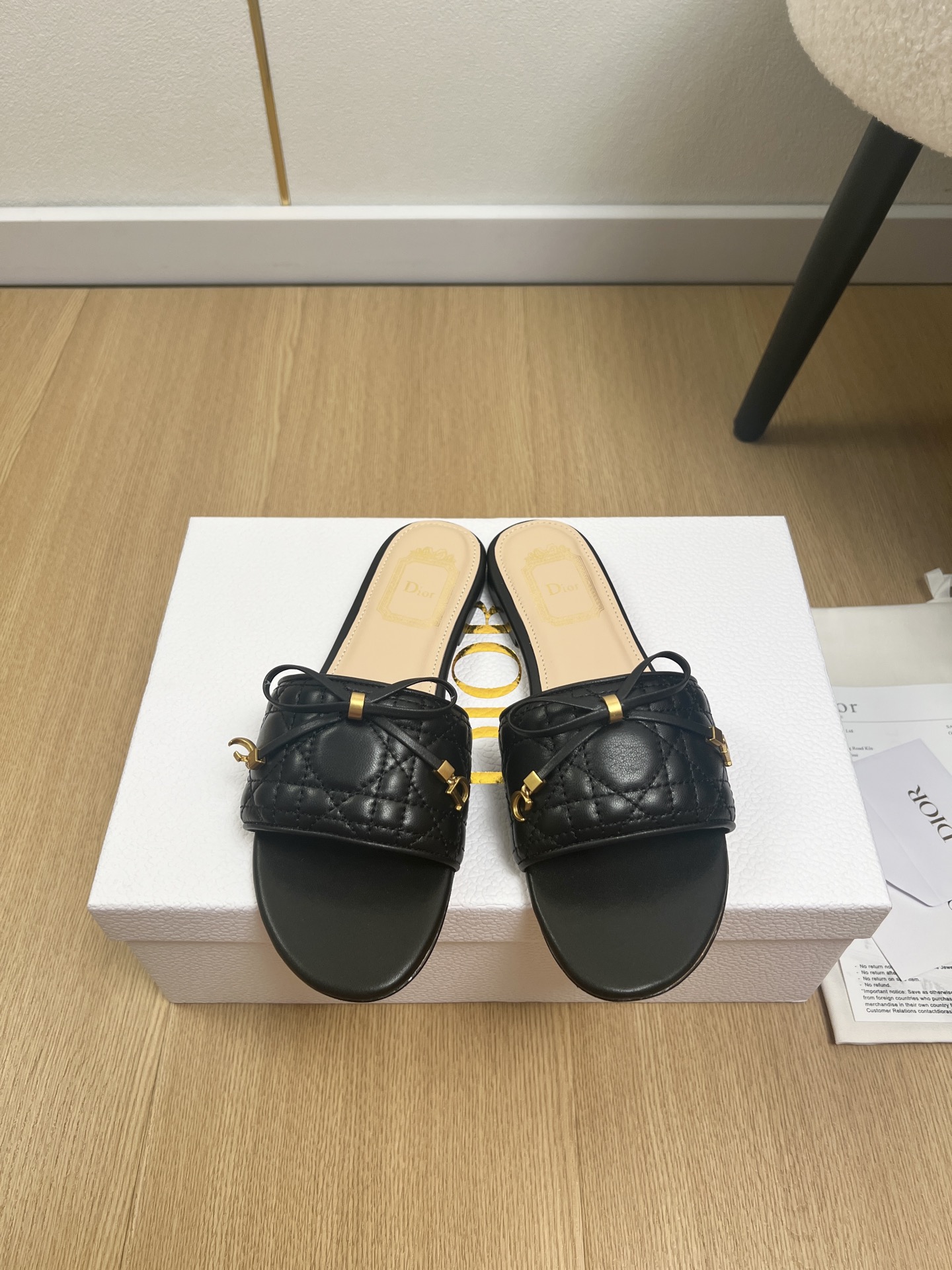NO:874842,High version Dior Dior | 2026 D Home 2026 spring and summer new products Counter new diamond embroidered bow flat thick heel slippers series ~ Original purchase, development and production. This pearl thick heel sandal reinterprets Dio's flagship item, showing modern elegance. Extraordinary comfort. It can add classic style to various styles, and can also be matched with other items in the Miss Dior limited series to create matching looks [Celebration] [Celebration] [Celebration] Upper Imported cowhide  Lining Sheepskin Foot Pads Sheepskin Outsole Italian imported genuine leather outsole Heel height 1cm/4cm Size 35-41 (40.41 customized) Flat thick heel, slippers, dior, dior, dior, sandals, slippers, cowhide, sheepskin, Leather soles19860909高版本 Dior迪奥 | 2026 D家2026春夏新品 专柜新款菱格刺绣蝴蝶结平底粗跟拖鞋系列～ 原版购入开发 做货 这款珍珠粗跟凉鞋重新诠释 Dio 主打单品,彰显现代优雅气质.舒适非凡.可为各式造型增添经典风格,亦可与 Miss Dior 限定系列的其他单品搭配,打造配套造型[庆祝][庆祝][庆祝] 鞋面 进口牛皮 内里 羊皮 垫脚 羊皮 大底 意大利进口真皮大底  跟高1cm/4cm 码数 35-41（40.41定制） 平底 粗跟,拖鞋,dior,dior,dior,sandals,slippers,cowhide,sheepskin,Leather soles,Women's Shoes