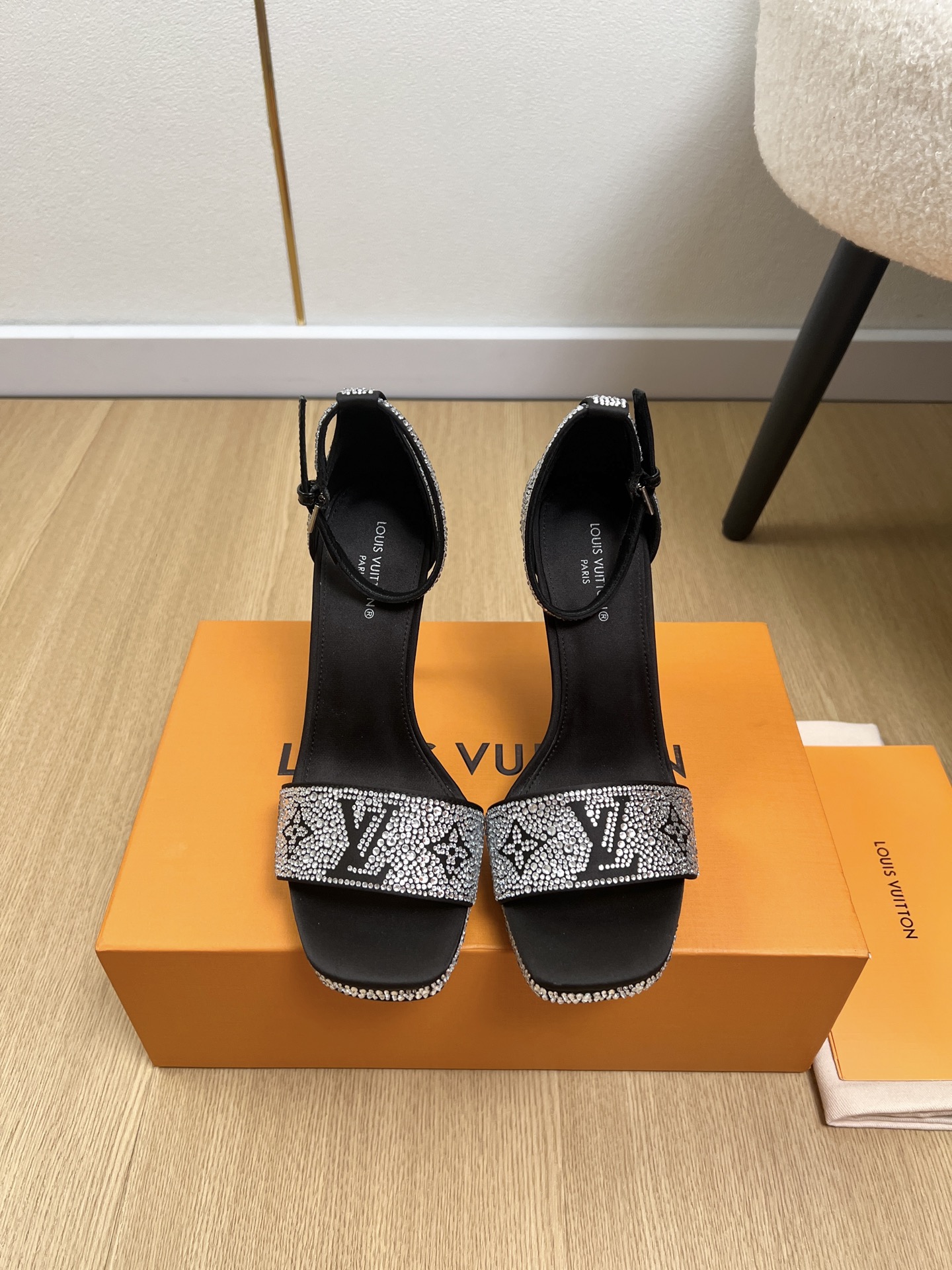 NO:874859,High version Louis Vuitton | 2026 L's 2026 spring and summer new products. The counter's latest series of silk rhinestone high-heeled platform sandals, which can be easily worn on any outfit. The design is simple and the diversified basic models are not seemingly simple, but in fact add many tedious and necessary details. It is a very cute outfit whether at home or out. [Seduce] Thick sole, full toe, wide design, very comfortable, both sporty and casual business & upper  Customized silk + hot diamond lining Imported goatskin outsole Original Italian leather outsole Heel height 11cm front platform 1.5cm Size 34-41 (34.40.41 customization is not returnable), high heels and sandals, louis vuitton, louis vuitton, louis vuitton, sandals, high heels, sheepskin, real silk, Leather soles19860909高版本 Louis Vuitton 路易威登 | 2026 L家2026春夏新品 专柜最新真丝水钻高跟防水台凉鞋系列 上脚轻松驾驭任何服饰.设计简约、选择多样化的基础款,而非看似简单,实则添加许多繁琐必要的细节.无论是居家还是外出都是非常可爱的穿搭[勾引]厚底,鞋头饱满,宽版设计,非常非常舒适,既运动,又可以休闲商务& 鞋面 定制真丝+烫钻 内里 进口山羊皮 大底 原版意大利真皮大底 跟高 11cm前水台1.5cm 码数 34-41（34.40.41定制不退换）,高跟鞋凉鞋,louis vuitton,louis vuitton,louis vuitton,sandals,high heels,sheepskin,real silk,Leather soles,Women's Shoes