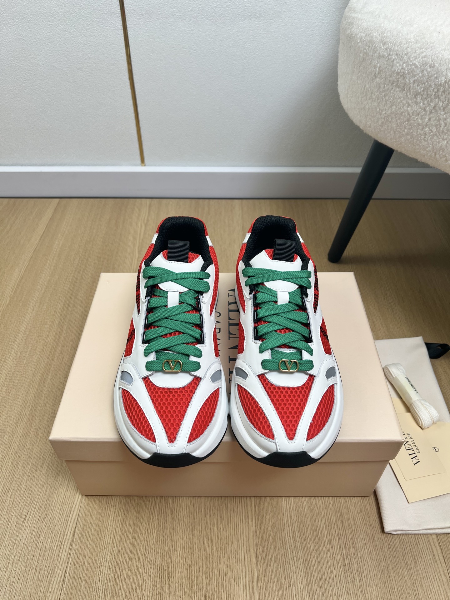 NO:874845,High version of Valentino | 2026 V family 2026 spring and summer new products, the latest Demivee color matching casual sports dad shoes series, Thai pants are hot! A real artifact. The original molded outsole is very stylish. It is very light and feels perfect on the feet. I really need versatile shoes in summer. They look good no matter how you match them. They have a casual and high-end feel and are very comfortable. They match with all kinds of pants. They are very trendy. They are super good-looking and versatile. Zoom in on the details to see the unique 3D visual effect. Brand new and eye-catching. Brand spokesperson Yang Yang, starting with the men's V logo printed look, Vlogo Pace retro sports shoes. The upper is imported calf leather spliced with breathable mesh. High-density breathable mesh lining, original molded two-color outsole, 4cm heel, men's size 39-45 (customized for 45), full original packaging, casual shoes/sports shoes, valentino, valentino, sneakers, cowhide19860909高版本Valentino 华伦天奴 | 2026 V家2026春夏新品 专柜最新Demivee拼色休闲运动老爹鞋系列 泰裤辣！妥妥神器一枚 原版开模大底,很有型 很轻便,脚感满分夏天真的太需要百搭鞋了,怎么搭配都好看,随意且高级的感觉舒适度也很棒,搭配各种裤子,潮爆了 超好看百搭 细节放大可见獨特的 3D視覺效果 全新吸睛,品牌代言人杨洋,入手男士V标志印花look, Vlogo Pace 复古运动鞋 鞋面进口小牛皮拼接透气网 内里高密度透气网里 大底原版开模双色大底 跟高4cm 码数男款39-45（45定制） 包装全套原版包装,休闲鞋/运动鞋,valentino,valentino,sneakers,cowhide,Women's Shoes