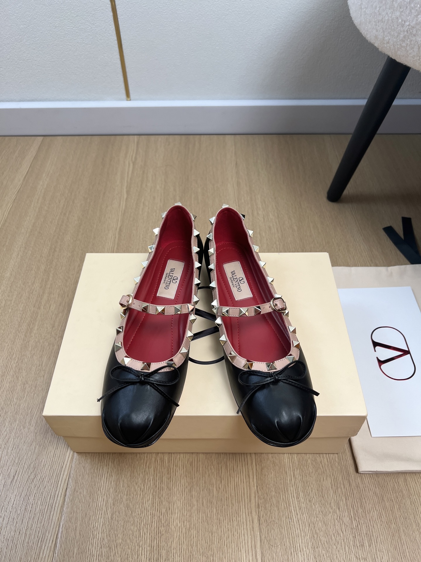 NO:882913,Valentino Valentino | 2026 V Home 2026 Spring and Summer New Products The latest collection of rivet bow ballet shoes at the counter. Thai pants are hot!  A perfect artifact. The mid-heel design looks good but is not tiring to wear. The deep-cut design highlights the brand's unique design style. Luxurious and fashionable. Very recognizable. Exquisite round toe. The side curve is perfect. The taste is particularly pure. The lady's temperament is full of femininity. The foot feels perfect. Summer really needs versatile shoes. They look good no matter how you match them. They are casual and high-end. The comfort is also great. Paired with various pants, it is trendy. Super good-looking and versatile.  The rhinestone matching design perfectly blends the joy of seamless switching between playfulness and elegance. Wear it and dance a cheerful swing dance. Imported cowhide for the upper, sheepskin for the feet, sheepskin for the feet, genuine leather outsole imported from Italy, high flat heel, size 35-42 (40.41.42 customized), single shoes, valentino, valentino, cowhide, sheepskin, Leather soles19860909Valentino 华伦天奴 | 2026 V家2026春夏新品 专柜最新柳钉蝴蝶结芭蕾舞鞋系列 泰裤辣！妥妥神器一枚 中跟设计穿上好看又不会累,深口设计搭配彰显了品牌独有的设计风格 奢华时尚 极有辨识度 精致的圆头 侧身弧线完美味儿特别纯正 名媛气质女人味十足,脚感满分夏天真的太需要百搭鞋了,怎么搭配都好看,随意且高级的感觉舒适度也很棒,搭配各种裤子,潮爆了 超好看百搭 水钻搭配设计完美融合在俏皮和优雅问无缝切换的快乐,穿上它跳起欢快的摇摆舞吧 鞋面进口牛皮 内里羊皮 垫脚羊皮 大底意大利进口真皮大底 跟高平底 码数35-42（40.41.42定制）,单鞋,valentino,valentino,cowhide,sheepskin,Leather soles,Women's Shoes