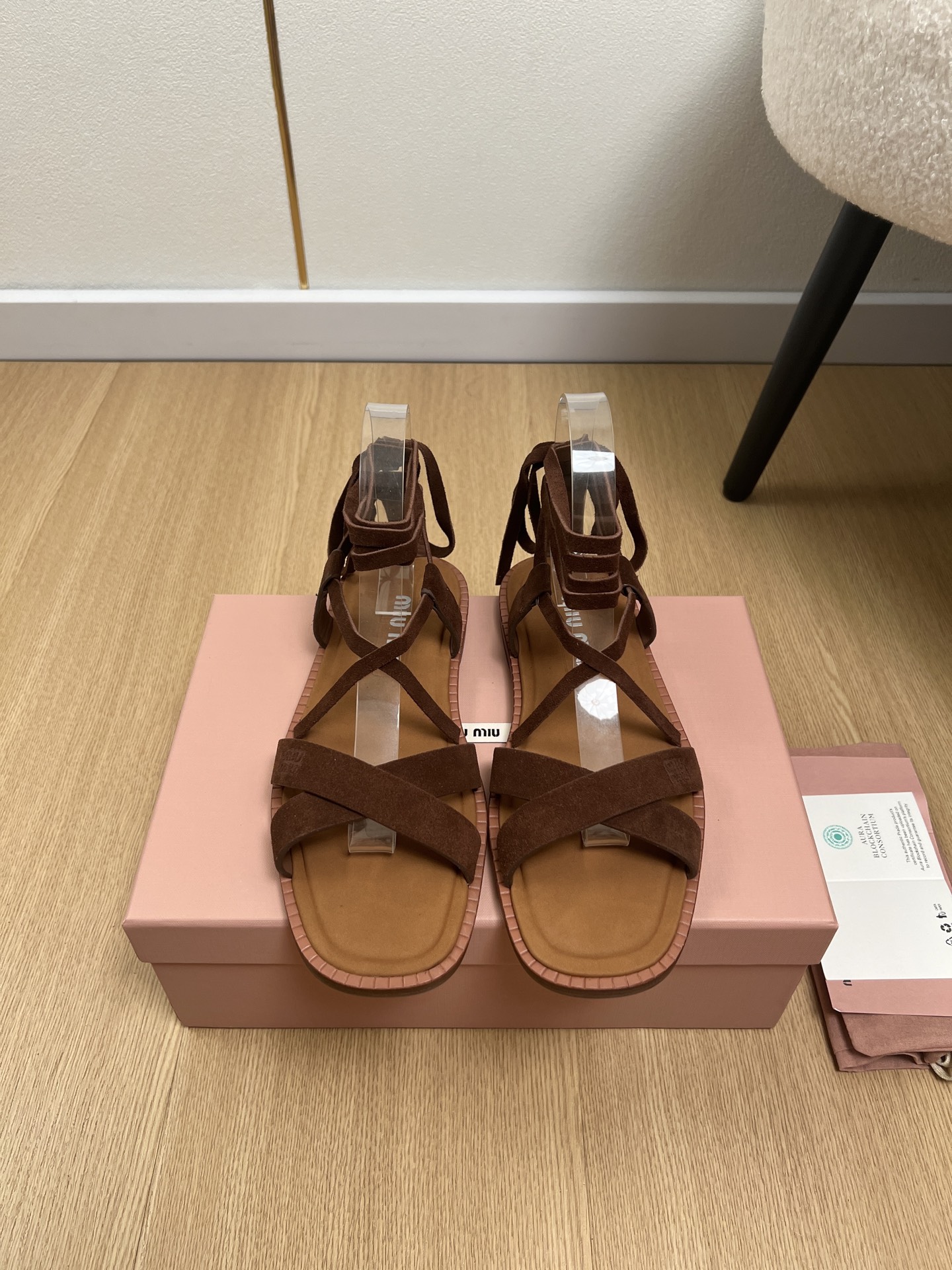 NO:882910,High version MiuMiu Miu Miu | 2026 Miu's 2026 spring and summer new products. The latest popular Roman sandals series in the counter. Fashionable, simple and high-end, casually matched. Very light and comfortable on the feet. This year's main recommendation is fashionable, simple and high-end, casually matched. Very comfortable on the feet, a must-have for the year!  Original purchase, development and production. Miu's latest hot model. Avant-garde and bold design. The Miu logo style is integrated into the simple lines of this leather sneaker. The unique logo is decorated on the tongue and back, embellished with retro design. The upper is original custom-made imported cow suede. The lining is imported cowhide. The outsole is original imported genuine leather. The shoe is thick and flat. Size 35-41 (40.41 customized)  Packaging original packaging,sandals,miumiu,sandals,sneakers,cowhide,Leather soles19860909高版本 MiuMiu缪缪 | 2026 miu家2026春夏新品 专柜最新爆款罗马凉鞋系列 时尚 简约高级 随意搭配 上脚非常轻便舒适 今年主推款 时尚 简约高级 随意搭配 上脚非常舒适,年度必入款！原版购入开发 做货 miu家最新爆款 前卫大胆的设计 Miu logo 风格融于此款皮革运动鞋的简约线条.别致徽标饰于鞋舌与背面,点缀复古设计. 鞋面原版定制进口牛反绒 内里进口牛皮 大底原版进口真皮大底 鞋厚平底 码数35-41（40.41定制） 包装原版包装,凉鞋,miumiu,sandals,sneakers,cowhide,Leather soles,Women's Shoes
