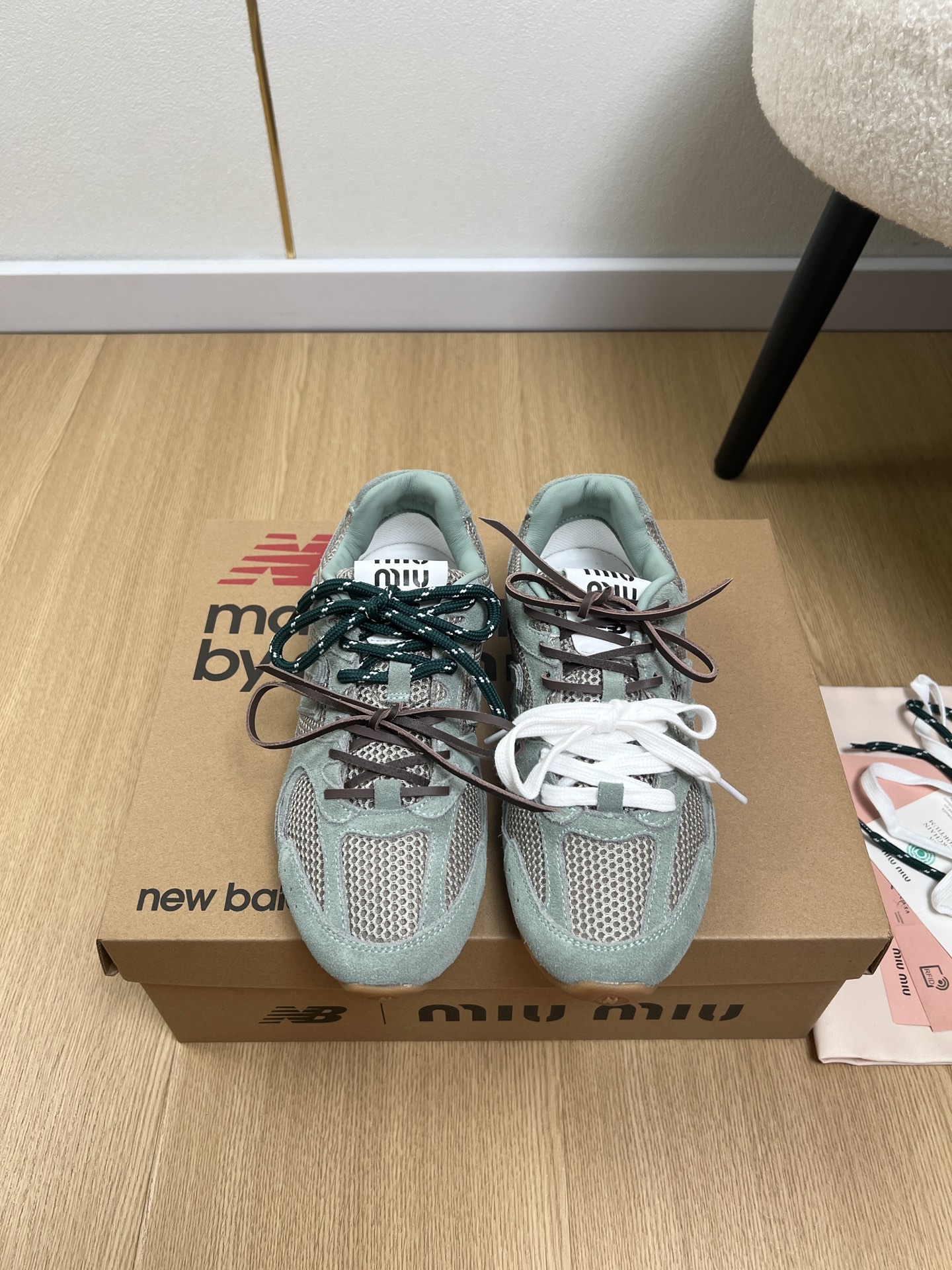 NO:882921,Co-branded couple models MiuMiu x New Balance | 2026 2026 spring and summer new products, new popular models in the counter, new color combinations, casual sports shoes, Forrest shoes, moral training shoe series, love at first sight, Xiaohongshu highly recommends this model, it looks good no matter how you match it, a must-have for fashion, it is highly recommended by ins foreign bloggers. Stars and celebrities all over the Internet are following this style. Original purchase, development and production Miu Miu x New Balance Drawing inspiration from the classic NB sneakers, the sneakers have launched their own iteration SL. The sneakers feature a deconstructed and lightweight design, available in brown and beige colors, with a touch of distressed fabric covering the New Balance silhouette. Deliberately worn and uneven leather tones give the sneakers a different personality. This co-branded shoe comes with a double lace design, including white, orange, brown and yellow laces, creating a casual lace-up feel, adding a bit more boyish and sexy uppers to the overall look. Original imported cow suede spliced breathable mesh lining Imported sheepskin spliced breathable mesh outsole Original open-molded beef tendon outsole Size number Female 35-40 Male 39-45 (Female 40 Male 45 customized) Female model Men's model 310, casual shoes/sports shoes, miumiu, sneakers, sheepskin19860909联名款情侣款 MiuMiu x New Balance | 2026  2026春夏新品 专柜新款爆款新配色联名 休闲 运动鞋 阿甘鞋 德训鞋系列 一见钟情 小红书力推款,怎么搭配都好看,时髦精必备,ins国外博主超推荐 全网明星网红都在跟风这个款. 原版购入开发做货 Miu Miu x New Balance 经典NB运动鞋中汲取灵感推出了自己的迭代版本SL.该运动鞋采用解构和轻盈的设计,有棕色和米色配色,带点彷旧日的布料包覆着 New Balance 的轮廓,刻意磨损、不均匀的皮革色调,让波鞋多了不同的个性这款联名鞋款配有双鞋带设计,包括白色、橙色、棕色和黄色鞋带,营造出随性系起的感觉,为整体感又多了几分 Boyish 以及率性感 鞋面 原版进口牛反绒拼接透气网 内里 进口羊皮拼接透气网 大底 原版开模牛筋大底 码数 女35-40男39-45（女40男45定制） 女款 男款310,休闲鞋/运动鞋,miumiu,sneakers,sheepskin,Women's Shoes