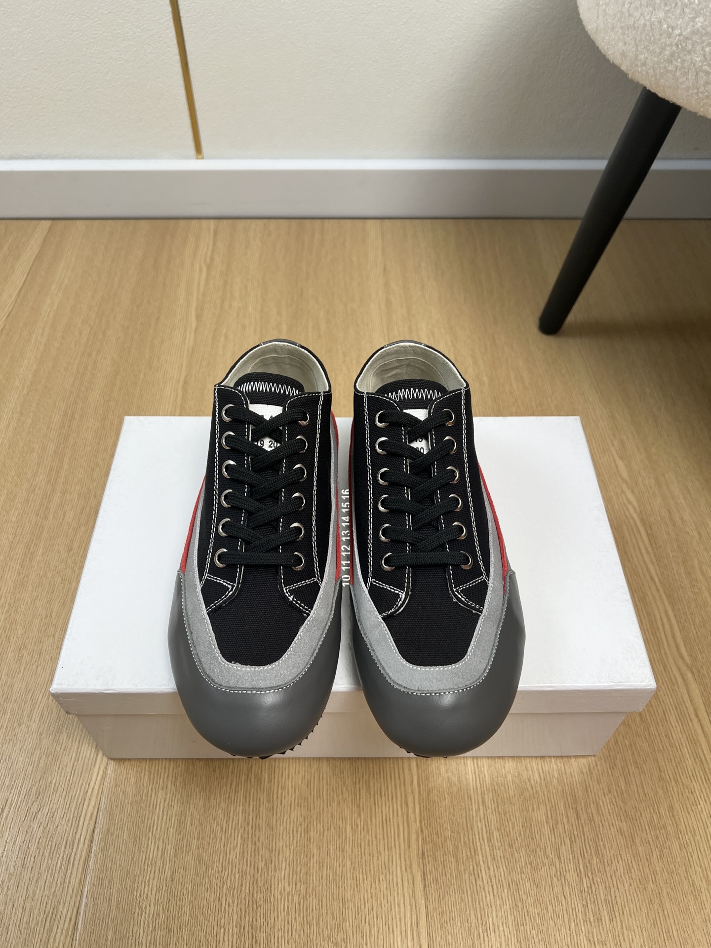 NO:882908,The top version of Maison Margiela for couples *Margiela | 2026 2026 Spring and Summer New Products The new popular retro spliced casual sneakers series in the counter~ Spliced casual sneakers with retro texture, simple low-top shoe shape with multi-material splicing design, neat and clean lines of the shoe body, with a low-key and tasteful street feel, neither style nor matching.  It can be easily adapted to jeans or overalls for daily wear. It can be worn with wide-leg pants to create a relaxed retro style, and it can also be used in casual wear to create a casual and neat sense of wear. MM6 Magee Classic Forrest Gump retro casual sneakers can be worn in all seasons, a classic and timeless style!  Casual and casual, the contrasting color splicing of multiple materials doubles the sense of fashion, and the shoelaces and soles echo each other, making it look good and versatile for daily use!  Wear it casually and look classy!  It can be easily matched with various styles!  Upper original customized cowhide + cow suede + canvas lining imported canvas feet cowhide lining outsole original molded rubber outsole size women's 35-41 men's 39-46 (women's 40.41 men's 39.45.46 customized) (can also be customized 47.48.49.5020) Packaging original box packaging (an additional aircraft box 10 is required), casual shoes/sports shoes, masion  margiela,masion margiela,sneakers,jeans,cowhide19860909顶级版本情侣款Maison Margiela *马吉拉 | 2026 2026春夏新品 专柜新款爆款复古拼接休闲板鞋系列～ 自带复古质感的拼接款休闲板鞋,简约的低帮鞋型搭配多材质拼接设计,鞋身线条利落干净,自带低调又有品味的街头感,不挑风格也不挑搭配. 日常穿牛仔裤或工装裤都能轻松适配,搭配阔腿裤更能穿出松弛复古风,也能驾驭休闲装打造随性利落的穿搭感. MM6马吉经典阿甘复古休闲运动鞋 四季可穿搭经典不过时的款！休闲又随意,多种材质撞色的拼接,时髦感倍增,鞋带鞋底互相呼应,日常好看又百搭！随便穿搭就可以很高级！搭配各种风格都可轻松驾驭！ 鞋面 原版定制牛皮+牛反绒+帆布 内里 进口帆布 垫脚 牛皮里 大底 原版开模橡胶大底 码数 女款35-41男款39-46（女40.41男39.45.46定制）（另可定制47.48.49.5020） 包装 原版盒包装（另需配飞机盒10）,休闲鞋/运动鞋,masion margiela,masion margiela,sneakers,jeans,cowhide,Women's Shoes