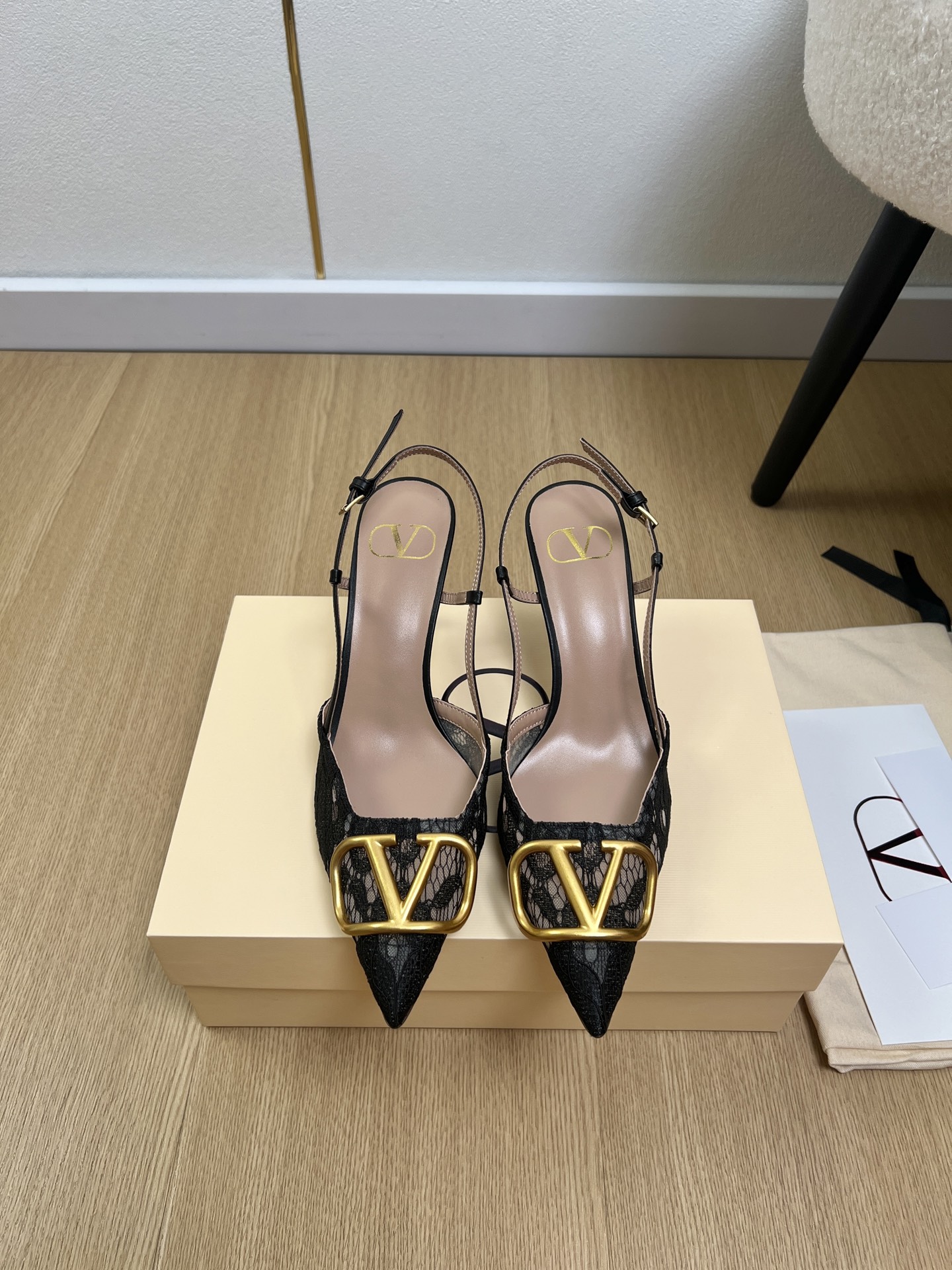 NO:889881,Valentino Valentino | 2026 V Home 2026 Spring and Summer New Products Counter New Large V-Buckle Pointed Mesh Back Hollow Sandals Series Hot Thai Pants!  A perfect artifact. The mid-heel design looks good but is not tiring to wear. The deep-cut design highlights the brand's unique design style. Luxurious and fashionable. Very recognizable. Exquisite round toe. The side curve is perfect. The taste is particularly pure. The lady's temperament is full of femininity. The foot feels perfect. Summer really needs versatile shoes. They look good no matter how you match them. They are casual and high-end. The comfort is also great. Paired with various pants, it is trendy. Super good-looking and versatile.  The rhinestone matching design perfectly blends the joy of seamless switching between playfulness and elegance. Wear it and dance a cheerful swing dance. The upper is imported custom mesh, the lining is sheepskin, the foot pads are sheepskin. The outsole is genuine leather outsole imported from Italy. Heel height 8cm, size 35-42 (40.41.42 customized), high-heeled sandals, valentino, valentino, sandals, high heels, sheepskin, Leather soles19860909Valentino 华伦天奴 | 2026 V家2026春夏新品 专柜新款大V扣尖头网纱后空凉鞋系列 泰裤辣！妥妥神器一枚 中跟设计穿上好看又不会累,深口设计搭配彰显了品牌独有的设计风格 奢华时尚 极有辨识度 精致的圆头 侧身弧线完美味儿特别纯正 名媛气质女人味十足,脚感满分夏天真的太需要百搭鞋了,怎么搭配都好看,随意且高级的感觉舒适度也很棒,搭配各种裤子,潮爆了 超好看百搭 水钻搭配设计完美融合在俏皮和优雅问无缝切换的快乐,穿上它跳起欢快的摇摆舞吧 鞋面进口定制网纱 内里羊皮 垫脚羊皮 大底意大利进口真皮大底 跟高8cm 码数35-42（40.41.42定制）,高跟鞋凉鞋,valentino,valentino,sandals,high heels,sheepskin,Leather soles,Women's Shoes