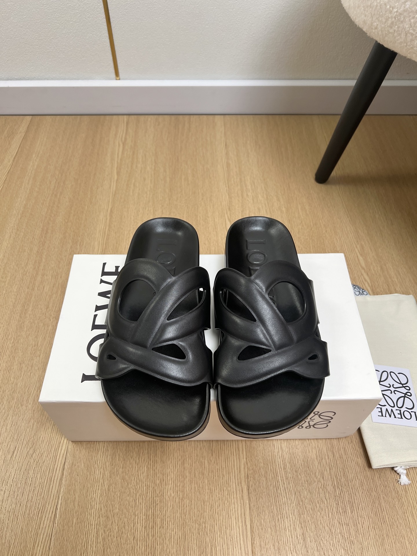 NO:889903,Couple model LOEVE | 2026 2026 spring and summer new products. The latest popular hollow flat slippers series in the counter. A popular slipper recommended by Xiaohongshu. Super cute. A must-have style that fashionistas must not miss. There is no complicated decoration, excellent vintage texture, pure and minimalist, neat and poetic. Super versatile upper. Original imported cowhide/sheep lining. Sheepskin outsole.  Original molded outsole, high heel, flat bottom, size, women's 35-42, men's 39-46 (women's 40.41.42, men's 45.46 customized), women's style, men's style, slippers, loewe, loewe, slippers, cowhide, sheepskin, sheep19860909情侣款LOEVE 罗意威 | 2026  2026春夏新品 专柜最新爆款镂空平底拖鞋系列 小红书力推爆款的一款拖鞋 超级可爱 时髦精绝对不能错过的必入款,没有任何繁杂装饰,质感极好的vintage感,纯粹和极简做得利落又诗意 超级百搭款 鞋面 原版进口牛皮/羊猄 内里 羊皮 大底 原版开模大底  跟高 平底 码数 女35-42男39-46（女40.41.42男45.46定制） 女款 男款,拖鞋,loewe,loewe,slippers,cowhide,sheepskin,sheep,Women's Shoes