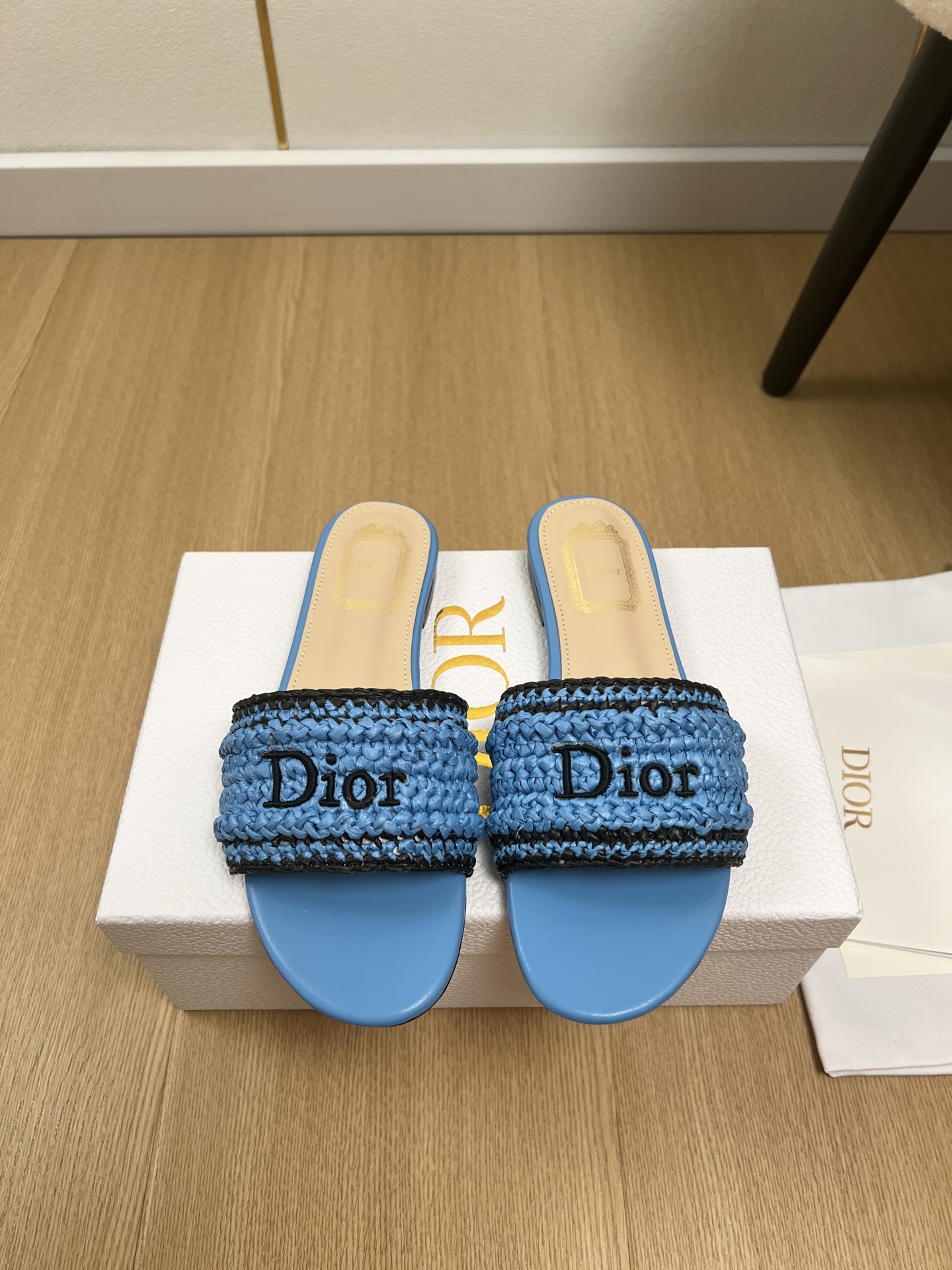 NO:889908,High version Dior Dior | 2026 D Home 2026 spring and summer new products counter new popular logo embroidered flat thick heel slippers series ~ original purchase, development and production. This pearl thick heel sandal reinterprets Dio's flagship item, showing modern elegance. Extraordinary comfort. It can add classic style to various styles, and can also be matched with other items in the Miss Dior limited series to create matching looks [Celebration] [Celebration] [Celebration] Upper Original custom fabric  Lining Sheepskin Foot Pads Sheepskin Outsole Italian imported genuine leather outsole Heel height 1cm/4cm Size 35-41 (40.41 customized) Flat sole Block heel, slippers, dior, dior, dior, sandals, slippers, sheepskin, Leather soles19860909高版本 Dior迪奥 | 2026 D家2026春夏新品 专柜新款爆款logo刺绣平底粗跟拖鞋系列～ 原版购入开发 做货 这款珍珠粗跟凉鞋重新诠释 Dio 主打单品,彰显现代优雅气质.舒适非凡.可为各式造型增添经典风格,亦可与 Miss Dior 限定系列的其他单品搭配,打造配套造型[庆祝][庆祝][庆祝] 鞋面 原版定制面料 内里 羊皮 垫脚 羊皮 大底 意大利进口真皮大底  跟高1cm/4cm 码数 35-41（40.41定制） 平底 粗跟,拖鞋,dior,dior,dior,sandals,slippers,sheepskin,Leather soles,Women's Shoes