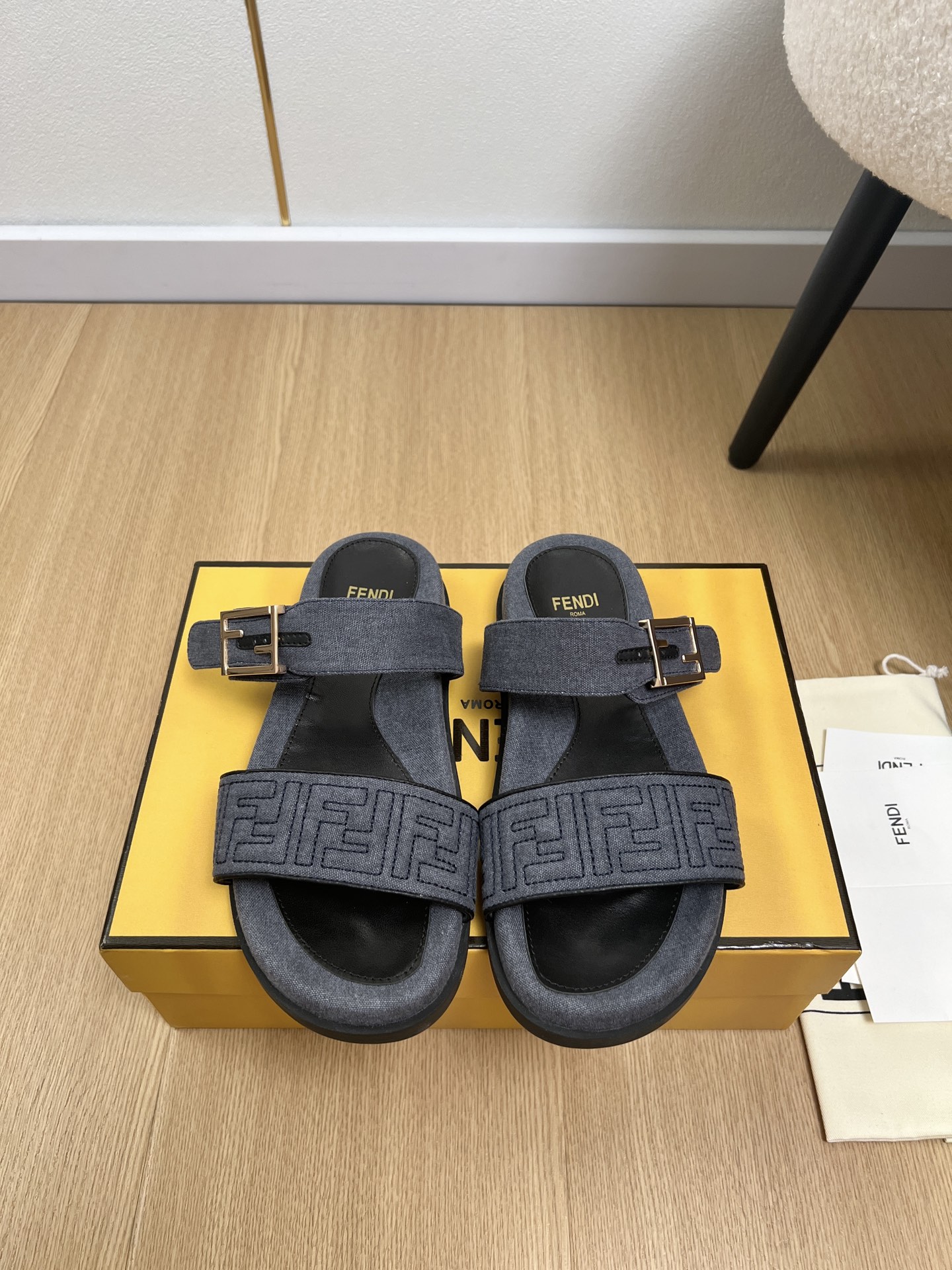 NO:889911,Couple style FENDI Fendi | 2026 FD 2026 early spring new products. The latest popular flat-soled double-strap sandals series in the counter. FD match. Original purchase. One-to-one replica. Designer Kim Jones created the first FF Baguette decorative buckle with fresh blood injection and FF retro design. Super good-looking and versatile. Original cloth + embroidery on the upper. Sheepskin lining. Original molded TPU outsole.  Sizes for women: 35-43 for men: 38-45 (40.41.42.43 for women, 38.45 for men, customized), slippers, fendi, fendi, slippers, sheepskin19860909情侣款FENDI 芬迪| 2026 FD 2026早春新品 专柜最新爆款平底双带凉拖鞋系列 FD match 原版购入 一比一复刻 设计师Kim Jones打造的首款带FF Baguette装饰性搭扣新鲜血液注入加FF复古的设计 超好看百搭 鞋面原版布面+刺绣 内里羊皮 大底原版开模TPU大底 码数女款35-43男款38-45（女40.41.42.43男38.45定制）,拖鞋,fendi,fendi,slippers,sheepskin,Women's Shoes