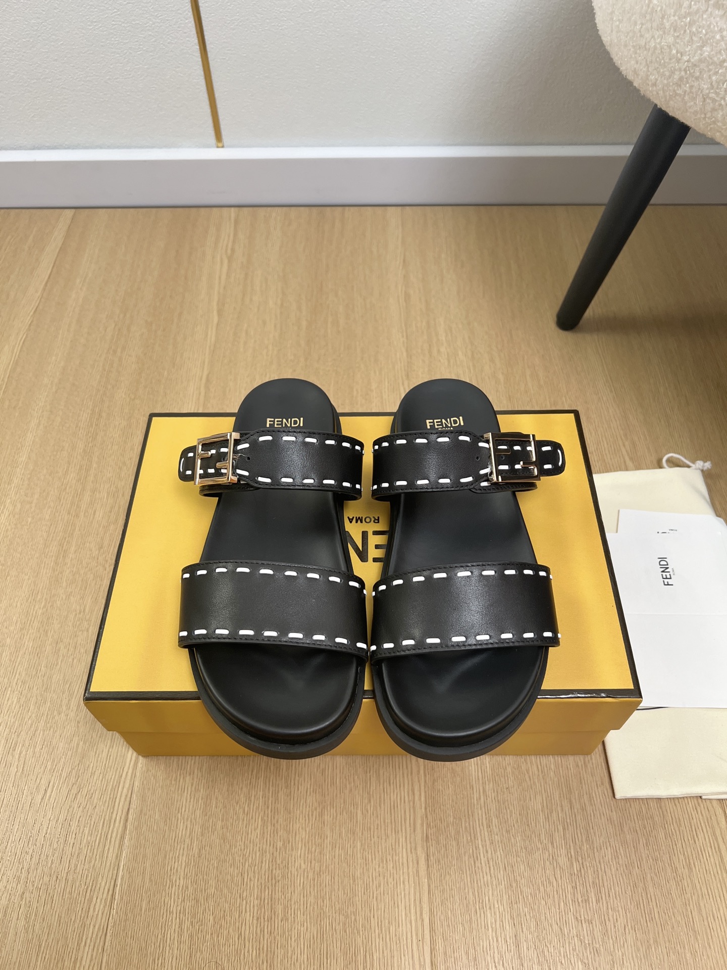 NO:889913,Couple style FENDI Fendi | 2026 FD 2026 early spring new products. The latest popular flat-soled double-strap sandals series in the counter. FD match. Original purchase. One-to-one replica. Designer Kim Jones created the first FF Baguette decorative buckle with fresh blood injection and FF retro design. Super good-looking and versatile. Original cowhide + (wearing leather strips) upper. Sheepskin lining. Original open-molded TPU outsole.  Size for women: 35-43 for men: 38-45 (40.41.42.43 for women, 38.45 for men, customized), slippers, fendi, fendi, slippers, cowhide, sheepskin19860909情侣款FENDI 芬迪| 2026 FD 2026早春新品 专柜最新爆款平底双带凉拖鞋系列 FD match 原版购入 一比一复刻 设计师Kim Jones打造的首款带FF Baguette装饰性搭扣新鲜血液注入加FF复古的设计 超好看百搭 鞋面原版牛皮+（穿皮条） 内里羊皮 大底原版开模TPU大底 码数女款35-43男款38-45（女40.41.42.43男38.45定制）,拖鞋,fendi,fendi,slippers,cowhide,sheepskin,Women's Shoes