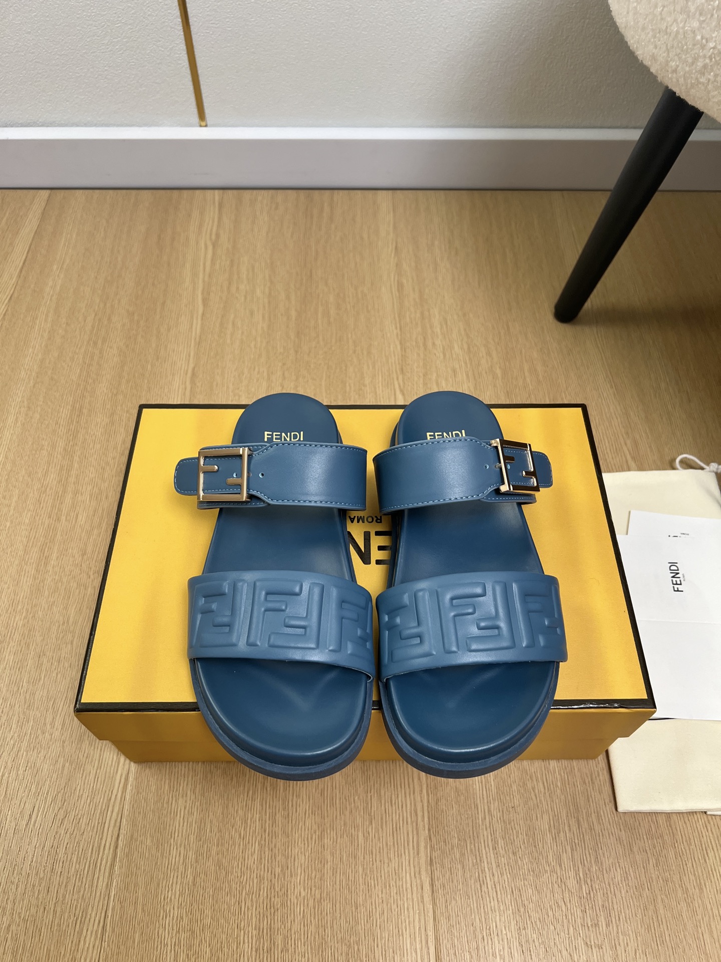 NO:889917,Couple style FENDI Fendi | 2026 FD 2026 early spring new products. The latest popular flat-soled double-strap sandals series in the counter. FD match. Original purchase. One-to-one replica. Designer Kim Jones created the first FF Baguette decorative buckle with fresh blood injection and FF retro design. Super good-looking and versatile. Original cowhide upper, sheepskin lining, original molded TPU outsole.  Size for women: 35-43 for men: 38-45 (40.41.42.43 for women, 38.45 for men, customized), slippers, fendi, fendi, slippers, cowhide, sheepskin19860909情侣款FENDI 芬迪| 2026 FD 2026早春新品 专柜最新爆款平底双带凉拖鞋系列 FD match 原版购入 一比一复刻 设计师Kim Jones打造的首款带FF Baguette装饰性搭扣新鲜血液注入加FF复古的设计 超好看百搭 鞋面原版牛皮 内里羊皮 大底原版开模TPU大底 码数女款35-43男款38-45（女40.41.42.43男38.45定制）,拖鞋,fendi,fendi,slippers,cowhide,sheepskin,Women's Shoes