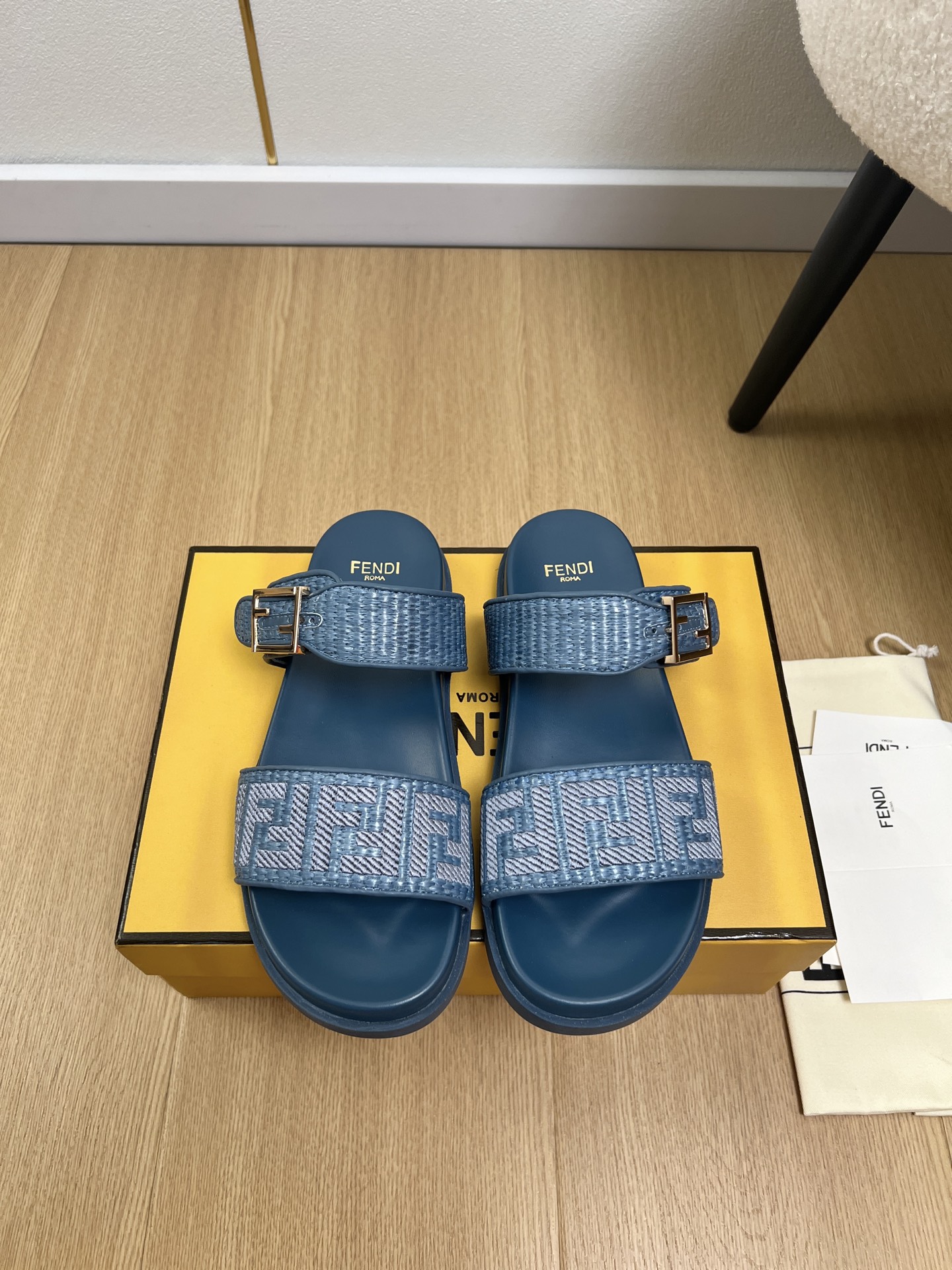 NO:889877,Couple style FENDI Fendi | 2026 FD 2026 early spring new products. The latest popular flat-soled double-strap sandals series in the counter. FD match. Original purchase. One-to-one replica. Designer Kim Jones created the first FF Baguette with decorative buckle, fresh blood injection and FF retro design. Super good-looking and versatile. Original custom weaving + embroidery on the upper. Sheepskin lining, original molded TPU outsole.  Sizes for women: 35-43 for men: 38-45 (40.41.42.43 for women, 38.45 for men, customized), slippers, fendi, fendi, slippers, sheepskin19860909情侣款FENDI 芬迪| 2026 FD 2026早春新品 专柜最新爆款平底双带凉拖鞋系列 FD match 原版购入 一比一复刻 设计师Kim Jones打造的首款带FF Baguette装饰性搭扣新鲜血液注入加FF复古的设计 超好看百搭 鞋面原版定制编织+刺绣 内里羊皮 大底原版开模TPU大底 码数女款35-43男款38-45（女40.41.42.43男38.45定制）,拖鞋,fendi,fendi,slippers,sheepskin,Women's Shoes