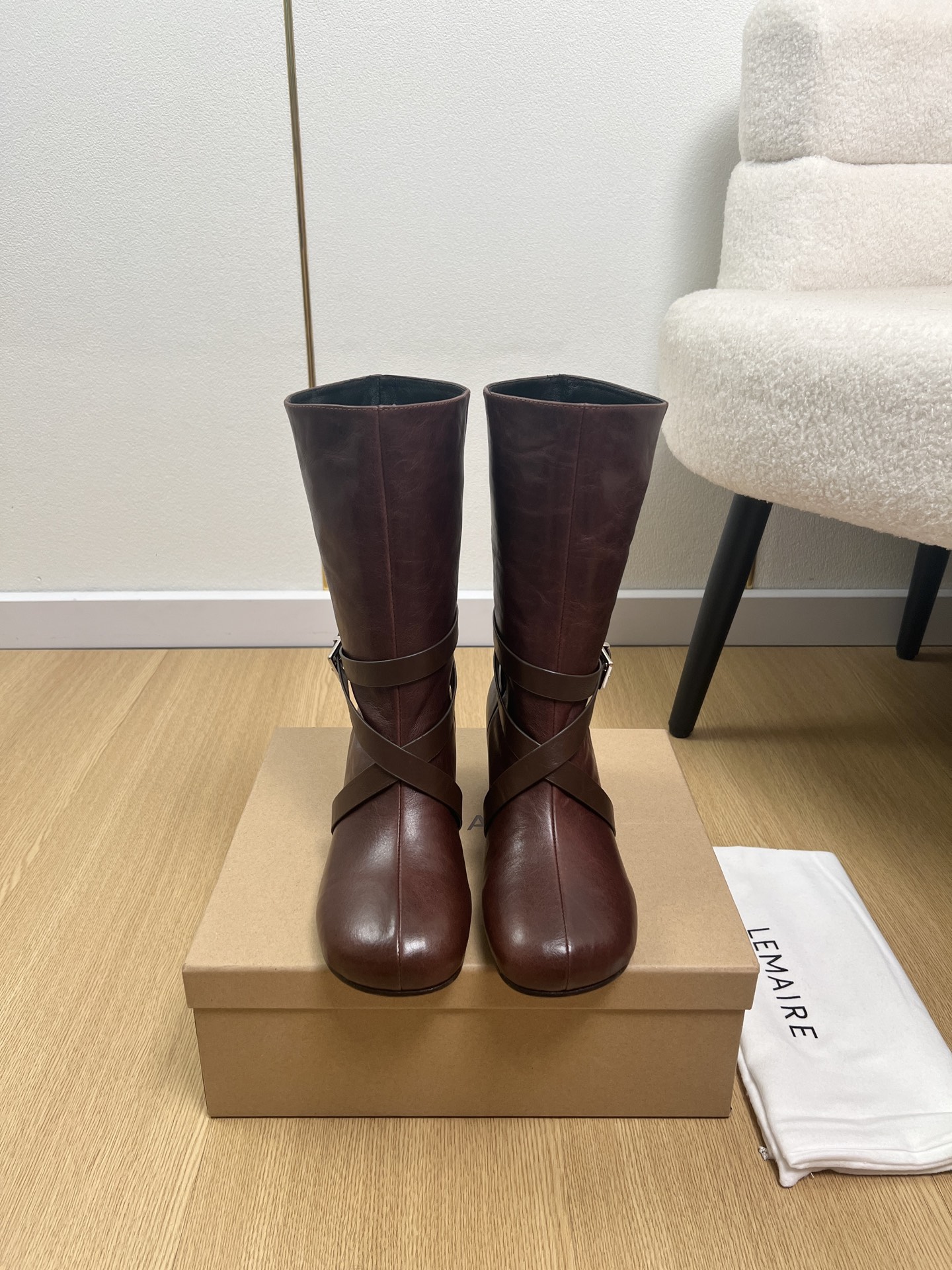 NO:900767,Lemaire | 2026 2026 Autumn and Winter New Products The most popular retro style thick heel round toe belt buckle mid-boots and shoes series in the counter. This series is really amazing. How can it be so beautiful!  The entire series of tones gives people a soft and stable atmosphere. The chubby cylindrical straps are sponge-filled and delicate, yet comfortable and cute. Fashionable and practical, it is a must-have item for fashionistas when going out. Upper Original custom washed cowhide. Lining. Imported sheepskin outsole. Genuine leather outsole imported from Italy. Heel height 5cm. Size 35-40 (40 can be customized and non-returnable). Boots, boots, cowhide, sheepskin, leather.  soles19860909Lemaire | 2026 2026秋冬新品 专柜爆款复古风粗跟圆头皮带扣中靴鞋系列 这一系列这真的是绝了 怎么会这么美！整个系列色调都给人柔和安稳的氛围胖乎乎圆柱带子是海绵体填充饱满细腻不勒脚舒服又可爱 时髦度与实穿度并存,时尚达人们出街必备单品 鞋面 原版定制水洗牛皮 内里 进口羊皮 大底 意大利进口真皮大底 跟高 5cm 码数 35-40（40可定制不退换）,靴子,boots,cowhide,sheepskin,Leather soles,Women's Shoes
