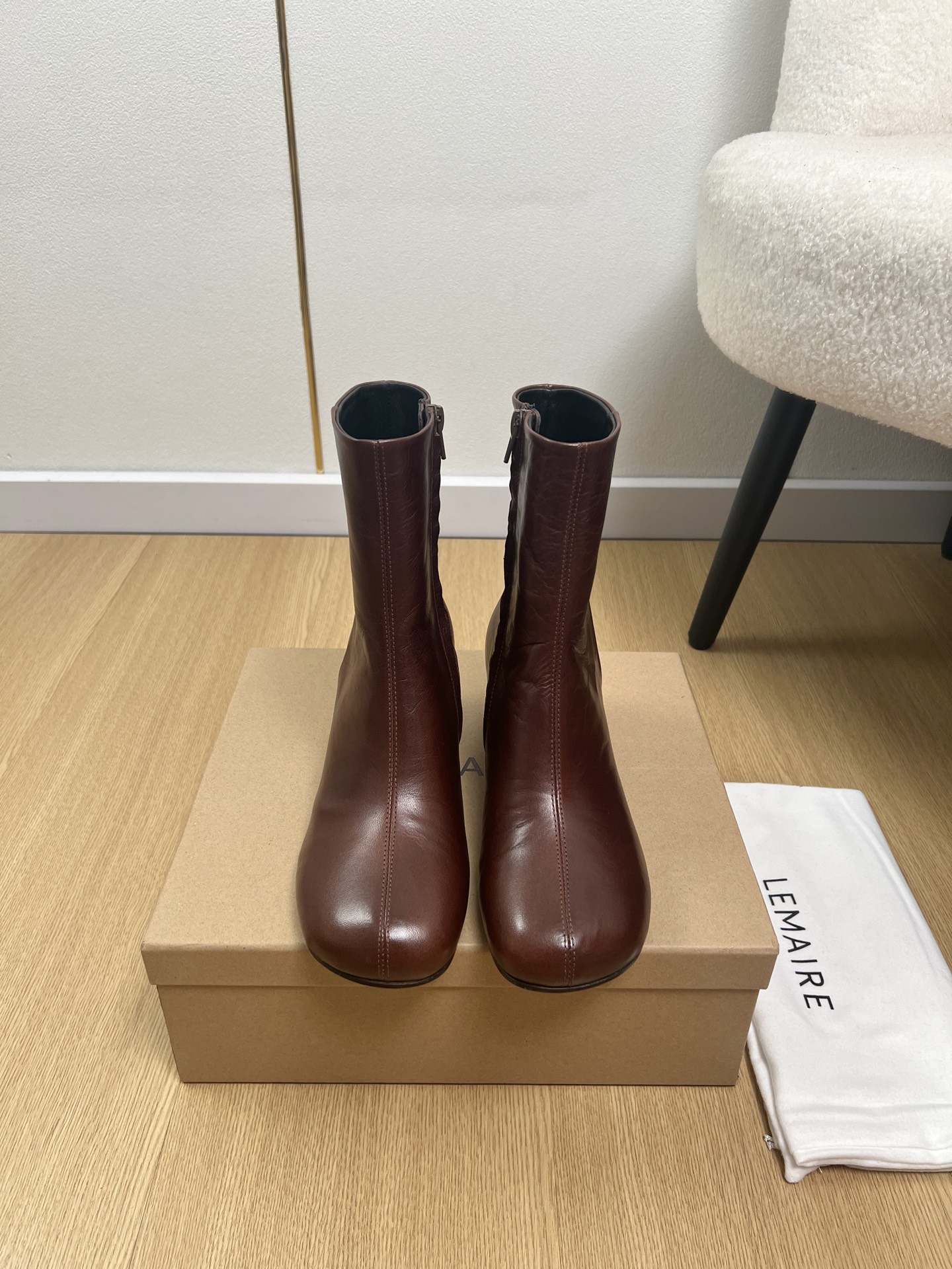 NO:900773,Lemaire | 2026 2026 Autumn and Winter New Products The most popular retro style thick heel round toe short boots and shoes series in the counter. This series is really amazing. How can it be so beautiful!  The entire series of tones gives people a soft and stable atmosphere. The chubby cylindrical straps are sponge-filled and delicate, not constricting the feet. Comfortable and cute. Fashionable and practical. It is a must-have item for fashionistas when going out. Upper Original custom washed cowhide. Lining. Imported sheepskin outsole. Genuine leather outsole imported from Italy. Heel height 5cm. Size 35-40 (40 can be customized and non-returnable). Boots, boots, cowhide, sheepskin, Leather  soles19860909Lemaire | 2026 2026秋冬新品 专柜爆款复古风粗跟圆头短靴鞋系列 这一系列这真的是绝了 怎么会这么美！整个系列色调都给人柔和安稳的氛围胖乎乎圆柱带子是海绵体填充饱满细腻不勒脚舒服又可爱 时髦度与实穿度并存,时尚达人们出街必备单品 鞋面 原版定制水洗牛皮 内里 进口羊皮 大底 意大利进口真皮大底 跟高 5cm 码数 35-40（40可定制不退换）,靴子,boots,cowhide,sheepskin,Leather soles,Women's Shoes