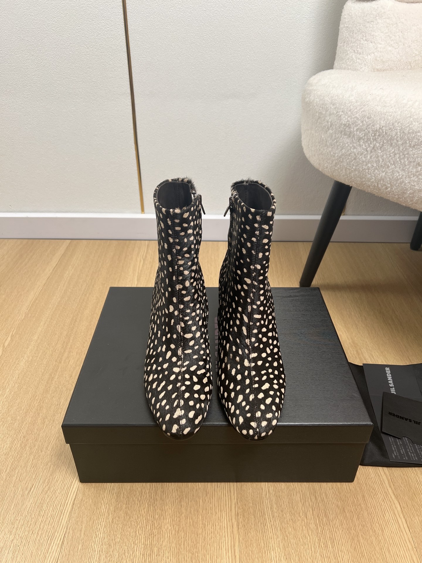 NO:900778,JiL Sander (Jil Sander) | 2026 JD 2026 autumn and winter new products, the popular retro style thick heel round toe short boots and shoes series at the counter. This series is really amazing. How can it be so beautiful!  The entire series of tones gives people a soft and stable atmosphere. The chubby cylindrical straps are sponge-filled and delicate, not tight on the feet. Comfortable and cute. Fashionable and practical. It is a must-have item for fashionistas when going out. Upper Original custom cowhide/horse hair Lining Imported cowhide outsole Italian imported genuine leather outsole Heel height 7cm Size 35-40 (40 can be customized and non-returnable), boots, jil  sander,boots,cowhide,leather soles19860909JiL Sander（吉尔·桑达）| 2026 JD 2026秋冬新品 专柜爆款复古风粗跟圆头短靴鞋系列 这一系列这真的是绝了 怎么会这么美！整个系列色调都给人柔和安稳的氛围胖乎乎圆柱带子是海绵体填充饱满细腻不勒脚舒服又可爱 时髦度与实穿度并存,时尚达人们出街必备单品 鞋面 原版定制牛皮/马毛 内里 进口牛皮 大底 意大利进口真皮大底 跟高 7cm 码数 35-40（40可定制不退换）,靴子,jil sander,boots,cowhide,Leather soles,Women's Shoes