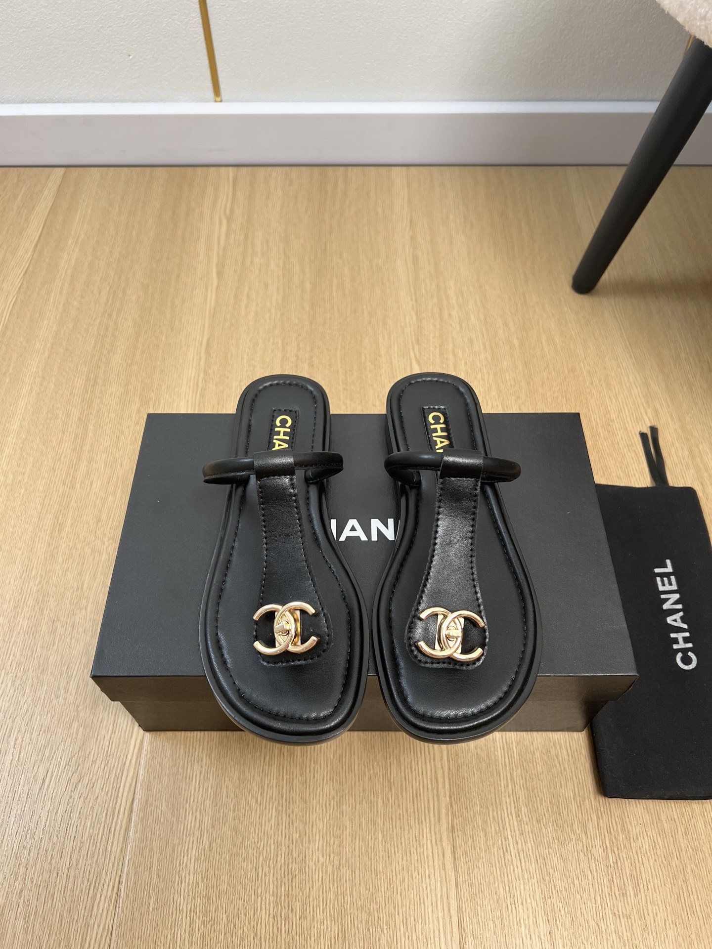 NO:903610,CHANEL Chanel | 2026 Xiaoxiang 2026 spring and summer new products, new double C buckle flip-flops slippers series in the counter, love at first sight, Xiaohongshu highly recommends sandals, they look good no matter how you match them, a must-have for fashion, Ms. Xiaoxiang loves simple and irresistible styles/matching to show a unique style, free mix and match to shine and follow the fashionable pace of Grandma Xiang!  !  !  Enlarge the exquisite details to see the original molded hardware buckle. The top version is made at purchasing level and has benefits for small people. Thick sole, heightening and super slimming. This year’s must-have fashion item for little fairies [celebration]. Upper: Original imported lambskin. Lining. Imported sheepskin outsole. Genuine leather outsole imported from Italy. Sole height: 2cm.  35-41 (40.41 customization is non-refundable), split-toe shoes, chanel, chanel, slippers, sheepskin, Leather soles19860909CHANEL香奈儿 | 2026  小香2026春夏新品 专柜新款双C扣夹脚平底拖鞋系列 一见钟情 小红书力推款凉拖鞋,怎么搭配都好看,时髦精必备,小香女士钟爱简约又难以抗拒系/搭配展现与众不同的穿搭风格、自由混搭闪耀到位跟紧香奶奶时尚步伐！！！精致细节放大看原版开模五金扣 顶级版本代购级别打造&小个子的福利 厚底 增高 超级显瘦 今年小仙女♀必备时尚单品[庆祝] 鞋面 原版进口小羊皮 内里 进口羊皮 大底 意大利进口真皮大底 底高 2cm 码数 35-41（40.41定制不退换）,分趾鞋,chanel,chanel,slippers,sheepskin,Leather soles,Women's Shoes