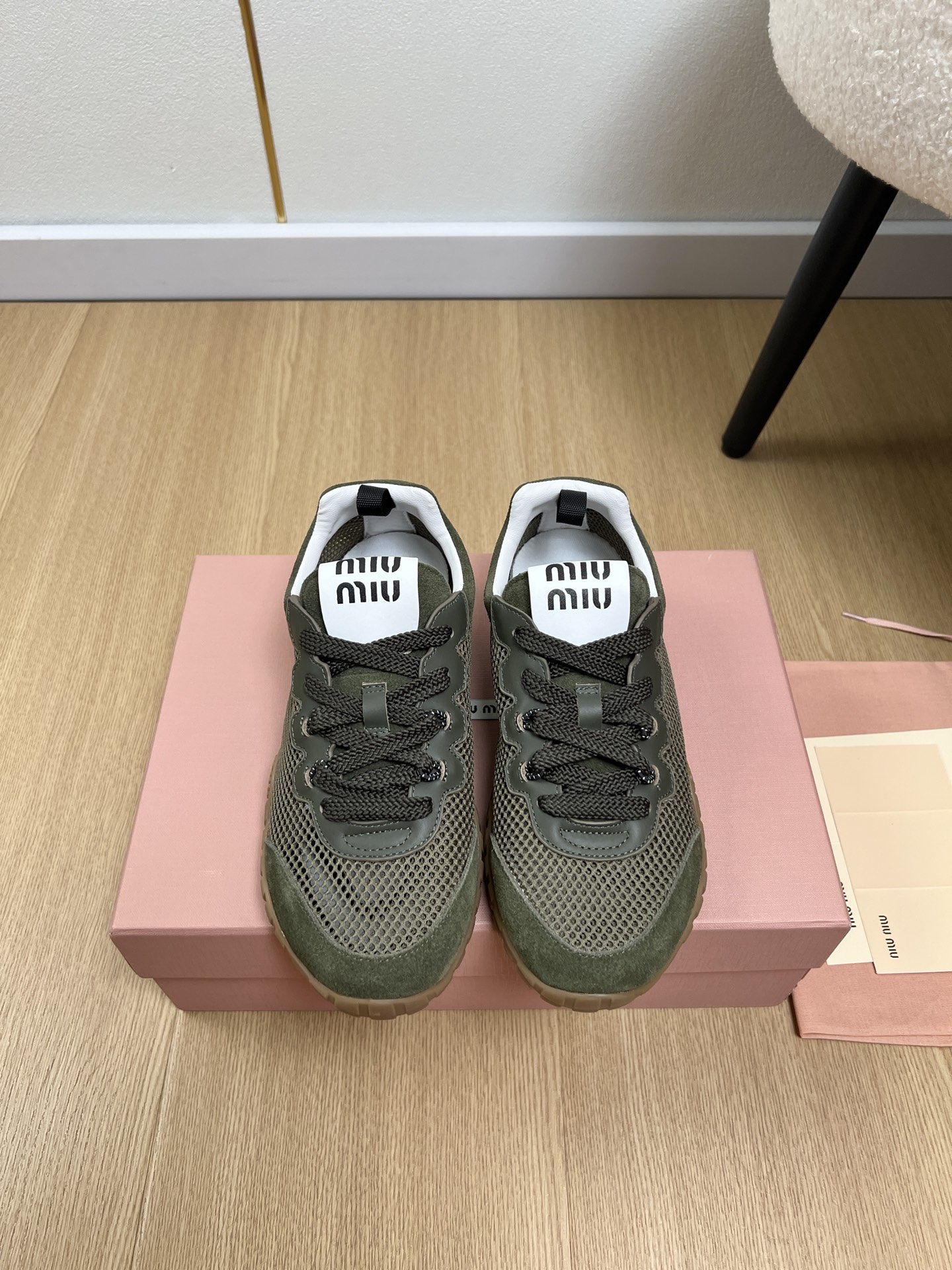 NO:903593,MiuMiu Miu Miu | 2026 miu's 2026 spring and summer new products. The counter's latest popular color-blocked single shoes and casual sports shoe series. Fashionable, simple and high-end, casually matched. Very light and comfortable on the feet. This year's main recommendation is fashionable, simple and high-end, casually matched. Very comfortable on the feet, a must-have for the year!  Original purchased and developed for production Miu's latest hot model Avant-garde and bold design The Miu logo style is integrated into the simple lines of this leather sneaker. The unique logo is decorated on the tongue and back, embellished with retro design. The upper is imported custom mesh + cow suede, the lining is imported sheepskin, the original open-molded TPU non-slip outsole, the thickness of the shoe is 2.5cm, the size is 35-39 (customized at 40.41), the packaging is original packaging.  Buckle style, casual shoes/sports shoes, miumiu, sneakers, sheepskin19860909MiuMiu缪缪 | 2026 miu家2026春夏新品 专柜最新爆款拼色单鞋休闲运动鞋系列 时尚 简约高级 随意搭配 上脚非常轻便舒适 今年主推款 时尚 简约高级 随意搭配 上脚非常舒适,年度必入款！原版购入开发 做货 miu家最新爆款 前卫大胆的设计 Miu logo 风格融于此款皮革运动鞋的简约线条.别致徽标饰于鞋舌与背面,点缀复古设计. 鞋面进口定制网布+牛反绒 内里进口羊皮 大底原版开模tpu防滑大底 鞋厚2.5cm 码数35-39（40.41定制） 包装原版包装  饰扣款,休闲鞋/运动鞋,miumiu,sneakers,sheepskin,Women's Shoes