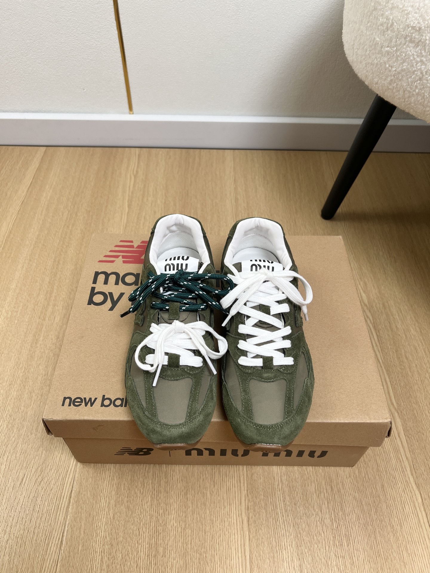 NO:903601,Co-branded Miu Miu x New Balance | 2026 2026 spring and summer new products, new popular models in the counter, co-branded casual sports shoes, Forrest Gump shoes, moral training shoes series, love at first sight, Xiaohongshu highly recommends this model, it looks good no matter how you match it, a must-have for fashion, ins foreign bloggers highly recommend it. Stars and influencers all over the Internet are following this model. Original purchase, development and production Miu Miu x New Balance Drawing inspiration from the classic NB sneakers, the sneakers have launched their own iteration SL. The sneakers feature a deconstructed and lightweight design, available in brown and beige colors, with a touch of distressed fabric covering the New Balance silhouette. Deliberately worn and uneven leather tones give the sneakers a different personality. This co-branded shoe comes with a double lace design, including white, orange, brown and yellow laces, creating a casual lace-up feel, adding a bit more boyish and sexy uppers to the overall look. Original imported cow suede spliced technical cloth/rubbed cowhide lining Imported sheepskin spliced breathable mesh outsole Original open-molded beef tendon outsole Size 35-39 (customized at 40.41) Sassafras color 310, casual shoes/sports shoes, miumiu, sneakers, cowhide, sheepskin19860909联名款 MiuMiu x New Balance | 2026  2026春夏新品 专柜新款爆款联名 休闲 运动鞋 阿甘鞋 德训鞋系列 一见钟情 小红书力推款,怎么搭配都好看,时髦精必备,ins国外博主超推荐 全网明星网红都在跟风这个款. 原版购入开发做货 Miu Miu x New Balance 经典NB运动鞋中汲取灵感推出了自己的迭代版本SL.该运动鞋采用解构和轻盈的设计,有棕色和米色配色,带点彷旧日的布料包覆着 New Balance 的轮廓,刻意磨损、不均匀的皮革色调,让波鞋多了不同的个性这款联名鞋款配有双鞋带设计,包括白色、橙色、棕色和黄色鞋带,营造出随性系起的感觉,为整体感又多了几分 Boyish 以及率性感 鞋面 原版进口牛反绒拼接科技布/擦色牛皮 内里 进口羊皮拼接透气网 大底 原版开模牛筋大底 码数 35-39（40.41定制）  檫色款310,休闲鞋/运动鞋,miumiu,sneakers,cowhide,sheepskin,Women's Shoes