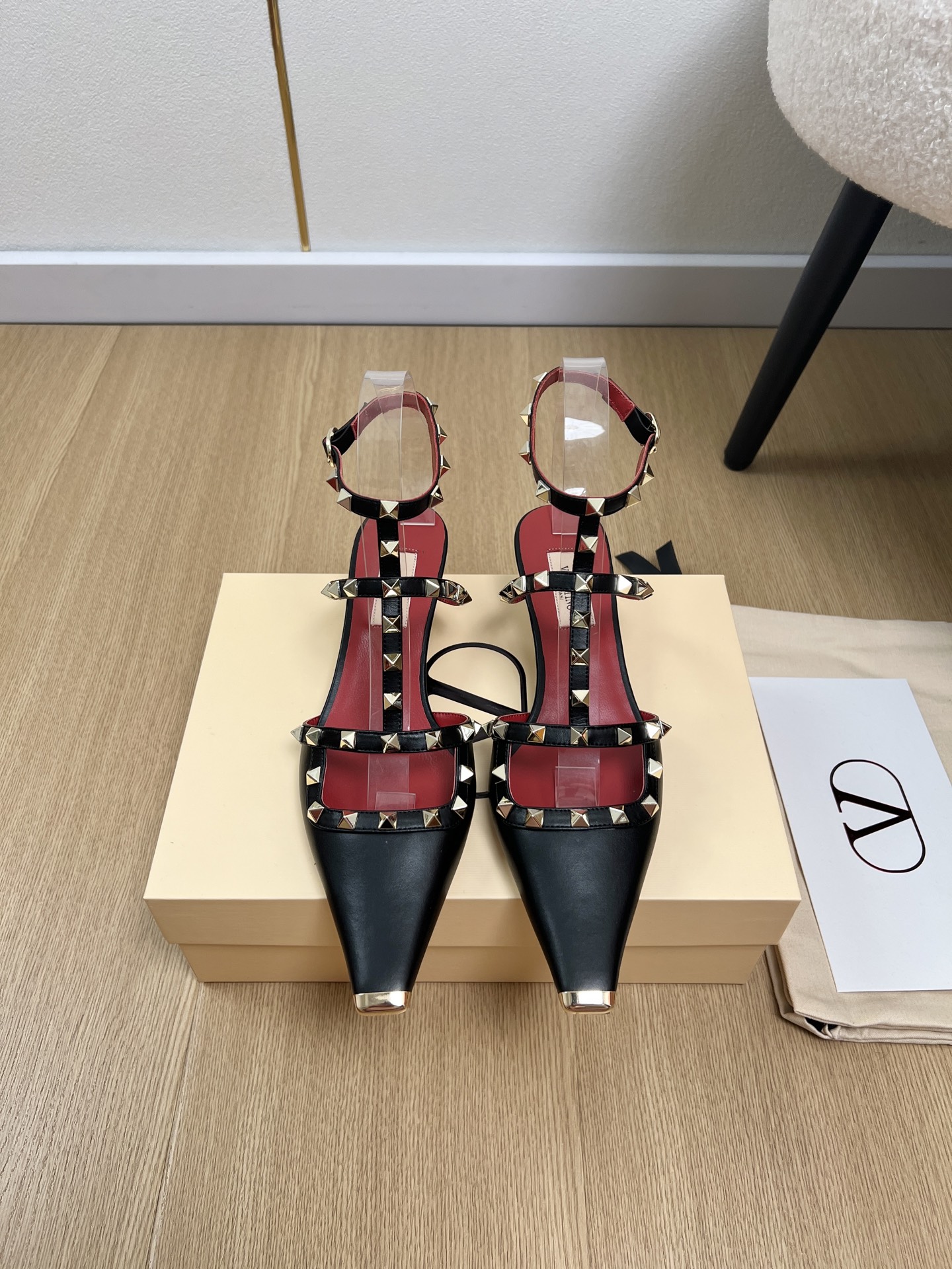 NO:903576,Valentino Valentino | 2026 V Home 2026 Spring and Summer New Products Counter new rivet thin strap mid-heeled sandals series Thai pants are spicy!  A perfect artifact. The mid-heel design looks good but is not tiring to wear. The deep-cut design highlights the brand's unique design style. Luxurious and fashionable. Very recognizable. Exquisite round toe. The side curve is perfect. The taste is particularly pure. The lady's temperament is full of femininity. The foot feels perfect. Summer really needs versatile shoes. They look good no matter how you match them. They are casual and high-end. The comfort is also great. Paired with various pants, it is trendy. Super good-looking and versatile.  The rhinestone matching design perfectly blends the joy of seamless switching between playfulness and elegance. Wear it and dance a cheerful swing dance. The upper is imported custom cowhide, the lining is sheepskin, and the foot pads are sheepskin. The outsole is genuine leather outsole imported from Italy. Heel height 4cm, size 35-42 (40.41.42 customized), high heels and sandals, valentino, valentino, sandals, high heels, cowhide, sheepskin, Leather soles19860909Valentino 华伦天奴 | 2026 V家2026春夏新品 专柜新款柳钉细带中跟凉鞋系列 泰裤辣！妥妥神器一枚 中跟设计穿上好看又不会累,深口设计搭配彰显了品牌独有的设计风格 奢华时尚 极有辨识度 精致的圆头 侧身弧线完美味儿特别纯正 名媛气质女人味十足,脚感满分夏天真的太需要百搭鞋了,怎么搭配都好看,随意且高级的感觉舒适度也很棒,搭配各种裤子,潮爆了 超好看百搭 水钻搭配设计完美融合在俏皮和优雅问无缝切换的快乐,穿上它跳起欢快的摇摆舞吧 鞋面进口定制牛皮 内里羊皮 垫脚羊皮 大底意大利进口真皮大底 跟高4cm 码数35-42（40.41.42定制）,高跟鞋凉鞋,valentino,valentino,sandals,high heels,cowhide,sheepskin,Leather soles,Women's Shoes