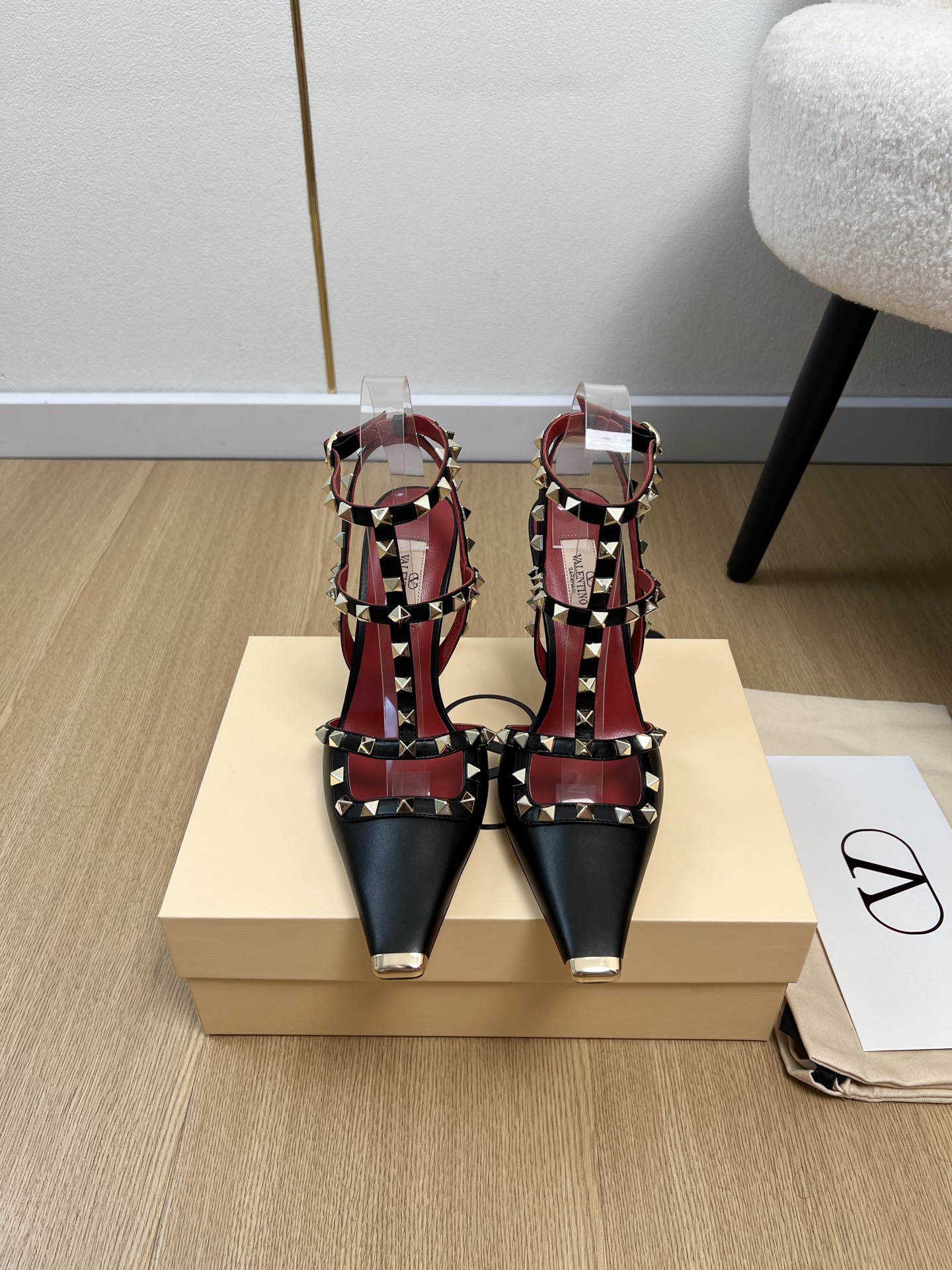 NO:903585,Valentino Valentino | 2026 V Home 2026 Spring and Summer New Products Counter new rivet thin strap high-heeled sandals series Thai pants are hot!  A perfect artifact. The mid-heel design looks good but is not tiring to wear. The deep-cut design highlights the brand's unique design style. Luxurious and fashionable. Very recognizable. Exquisite round toe. The side curve is perfect. The taste is particularly pure. The lady's temperament is full of femininity. The foot feels perfect. Summer really needs versatile shoes. They look good no matter how you match them. They are casual and high-end. The comfort is also great. Paired with various pants, it is trendy. Super good-looking and versatile.  The rhinestone matching design perfectly blends the joy of seamless switching between playfulness and elegance. Wear it and dance a cheerful swing dance. The upper is imported custom cowhide, the lining is sheepskin, the foot pads are sheepskin. The outsole is genuine leather outsole imported from Italy. Heel height 9.5cm, size 35-42 (40.41.42 customized), high heels sandals, valentino, valentino, sandals, high heels, cowhide, sheepskin, Leather soles19860909Valentino 华伦天奴 | 2026 V家2026春夏新品 专柜新款柳钉细带高跟凉鞋系列 泰裤辣！妥妥神器一枚 中跟设计穿上好看又不会累,深口设计搭配彰显了品牌独有的设计风格 奢华时尚 极有辨识度 精致的圆头 侧身弧线完美味儿特别纯正 名媛气质女人味十足,脚感满分夏天真的太需要百搭鞋了,怎么搭配都好看,随意且高级的感觉舒适度也很棒,搭配各种裤子,潮爆了 超好看百搭 水钻搭配设计完美融合在俏皮和优雅问无缝切换的快乐,穿上它跳起欢快的摇摆舞吧 鞋面进口定制牛皮 内里羊皮 垫脚羊皮 大底意大利进口真皮大底 跟高9.5cm 码数35-42（40.41.42定制）,高跟鞋凉鞋,valentino,valentino,sandals,high heels,cowhide,sheepskin,Leather soles,Women's Shoes