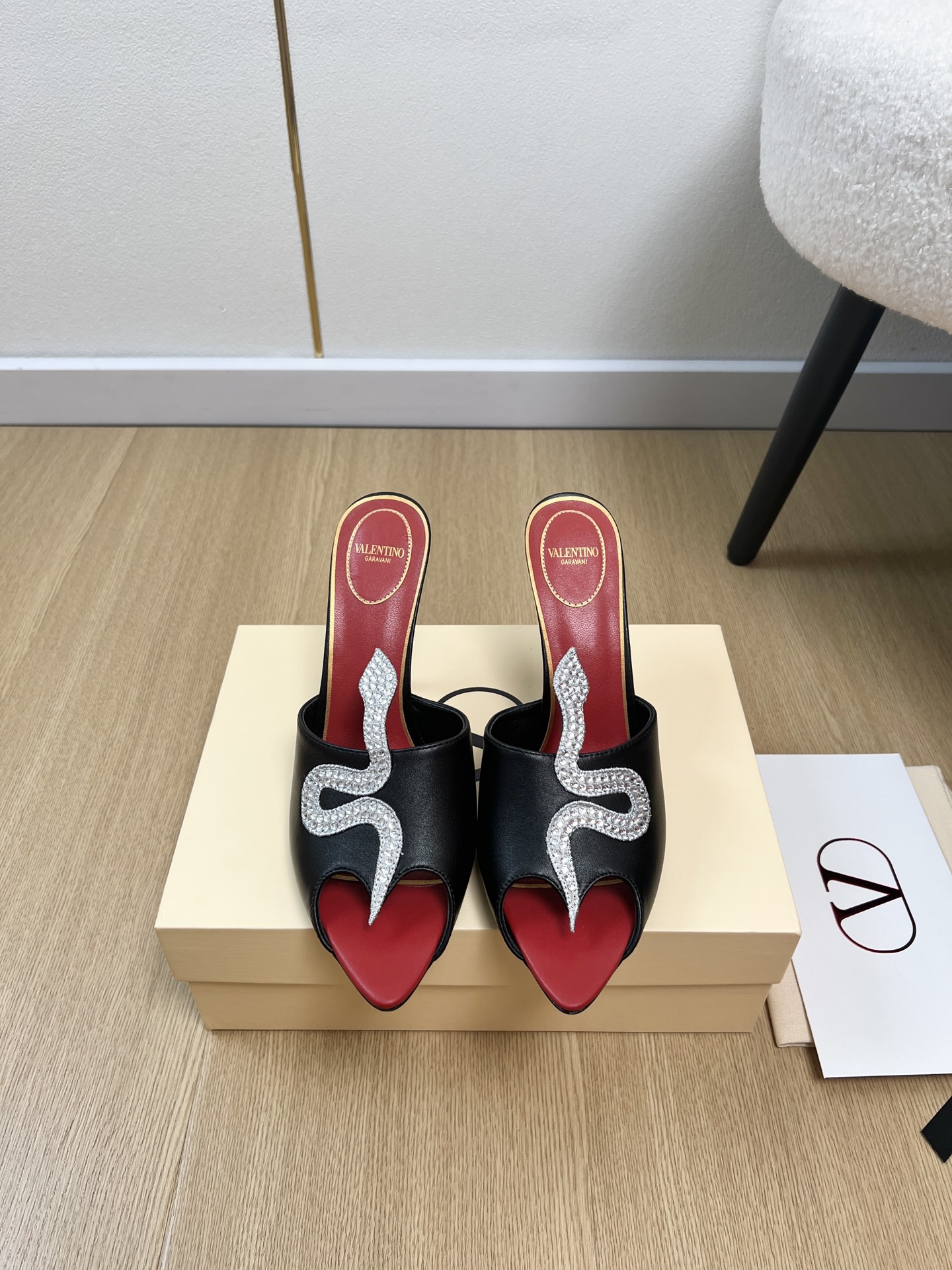 NO:903568,Valentino Valentino | 2026 V Home 2026 Spring and Summer New Products counter new snake-shaped rhinestone high-heeled slippers series Thai pants are hot!  A perfect artifact. The mid-heel design looks good but is not tiring to wear. The deep-cut design highlights the brand's unique design style. Luxurious and fashionable. Very recognizable. Exquisite round toe. The side curve is perfect. The taste is particularly pure. The lady's temperament is full of femininity. The foot feels perfect. Summer really needs versatile shoes. They look good no matter how you match them. They are casual and high-end. The comfort is also great. Paired with various pants, it is trendy. Super good-looking and versatile.  The rhinestone matching design perfectly blends the joy of seamless switching between playfulness and elegance, put it on and dance a cheerful swing dance. Upper imported custom cowhide/mesh, lining sheepskin, foot pad sheepskin, outsole genuine leather outsole imported from Italy, heel height 10cm, size 35-42 (40.41.42 customized), high heels slippers, valentino, valentino, high heels, slippers, cowhide, sheepskin, Leather soles19860909Valentino 华伦天奴 | 2026 V家2026春夏新品 专柜新款蛇形水钻高跟拖鞋系列 泰裤辣！妥妥神器一枚 中跟设计穿上好看又不会累,深口设计搭配彰显了品牌独有的设计风格 奢华时尚 极有辨识度 精致的圆头 侧身弧线完美味儿特别纯正 名媛气质女人味十足,脚感满分夏天真的太需要百搭鞋了,怎么搭配都好看,随意且高级的感觉舒适度也很棒,搭配各种裤子,潮爆了 超好看百搭 水钻搭配设计完美融合在俏皮和优雅问无缝切换的快乐,穿上它跳起欢快的摇摆舞吧 鞋面进口定制牛皮/网面 内里羊皮 垫脚羊皮 大底意大利进口真皮大底 跟高10cm 码数35-42（40.41.42定制）,高跟鞋拖鞋,valentino,valentino,high heels,slippers,cowhide,sheepskin,Leather soles,Women's Shoes