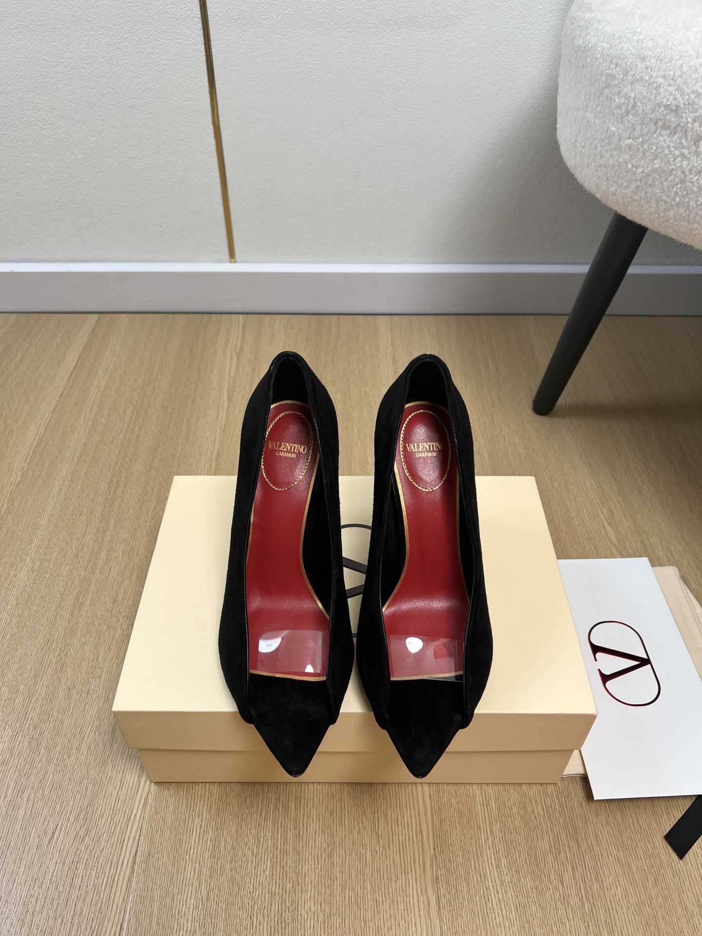 NO:903559,Valentino Valentino | 2026 V Home 2026 Spring and Summer New Products New Suede V-neck High Heels Series at the Counter Hot Thai Pants!  A perfect artifact. The mid-heel design looks good but is not tiring to wear. The deep-cut design highlights the brand's unique design style. Luxurious and fashionable. Very recognizable. Exquisite round toe. The side curve is perfect. The taste is particularly pure. The lady's temperament is full of femininity. The foot feels perfect. Summer really needs versatile shoes. They look good no matter how you match them. They are casual and high-end. The comfort is also great. Paired with various pants, it is trendy. Super good-looking and versatile.  The rhinestone matching design perfectly blends the joy of seamless switching between playfulness and elegance, put it on and dance a cheerful swing dance. The upper is imported custom cow suede + film, lining sheepskin, foot pad sheepskin outsole, genuine leather outsole imported from Italy, heel height 10.5cm, size 35-42 (40.41.42 customized), high-heeled shoes, valentino, valentino, high heels, sheepskin, Leather soles19860909Valentino 华伦天奴 | 2026 V家2026春夏新品 专柜新款绒面V口高跟鞋系列 泰裤辣！妥妥神器一枚 中跟设计穿上好看又不会累,深口设计搭配彰显了品牌独有的设计风格 奢华时尚 极有辨识度 精致的圆头 侧身弧线完美味儿特别纯正 名媛气质女人味十足,脚感满分夏天真的太需要百搭鞋了,怎么搭配都好看,随意且高级的感觉舒适度也很棒,搭配各种裤子,潮爆了 超好看百搭 水钻搭配设计完美融合在俏皮和优雅问无缝切换的快乐,穿上它跳起欢快的摇摆舞吧 鞋面进口定制牛反绒+胶片 内里羊皮 垫脚羊皮 大底意大利进口真皮大底 跟高10.5cm 码数35-42（40.41.42定制）,高跟鞋单鞋,valentino,valentino,high heels,sheepskin,Leather soles,Women's Shoes