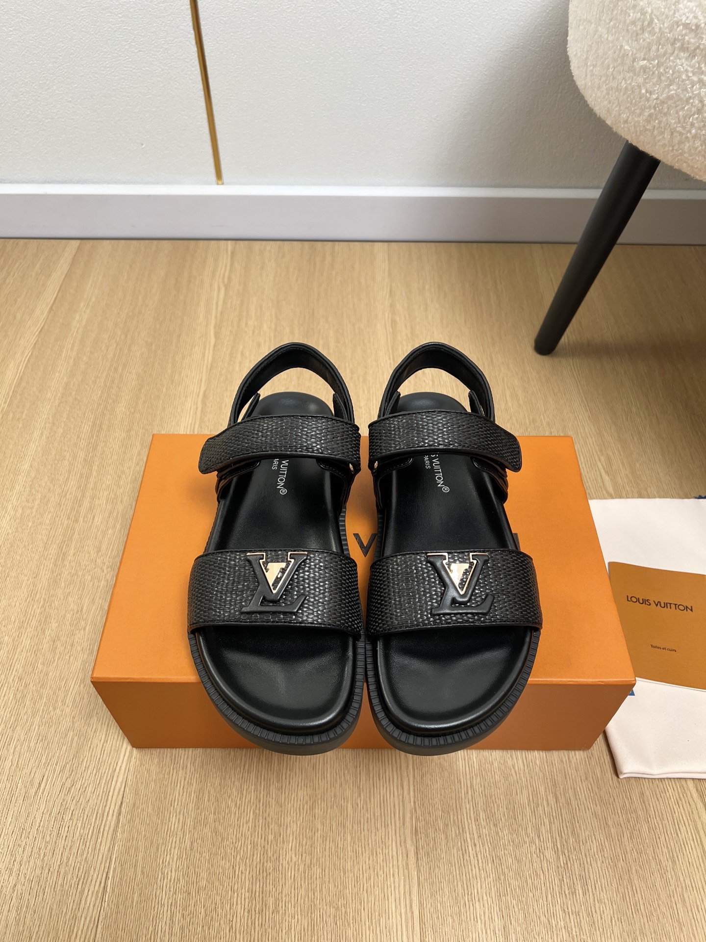 NO:925684,Louis Vuitton Louis Vuitton | 2026 L's 2026 spring and summer new products. The latest series of LV buckle and Velcro sandals in the counter. A classic hit from Lvjia. This sandal and slipper is full of texture and details, and the details are added with elegant touches. Classic and versatile, the details are perfect and look super good on the feet. A must-have item for fashionable home travel, a style not to be missed this summer. The quality is as good as ever and the details are impeccable. The upper is imported cowhide/customized materials and the lining is imported sheepskin.  Padded sheepskin edging Outsole Original molded rubber non-slip outsole Size 35-41 (40.41 customized) Original packaging, sandals, louis vuitton, louis vuitton, louis vuitton, louis vuitton, louis vuitton, louis vuitton, sandals, slippers, cowhide, sheepskin19860909Louis Vuitton 路易威登 | 2026 L家2026春夏新品 专柜最新LV扣魔术贴凉鞋系列 驴家经典爆款,本款凉拖鞋细节质感满满,细节再添考究笔触.经典百搭,细节完美无可挑剔,上脚超级好看 时尚居家旅行必备单品,这个夏天不可错过的款式 ,品质一如既往,细节无可挑剔. 鞋面进口牛皮/定制材料 内里进口羊皮 垫脚羊皮包边 大底原版开模橡胶防滑大底 码数35-41（40.41 定制） 包装原版包装,凉鞋,louis vuitton,louis vuitton,louis vuitton,louis vuitton,louis vuitton,louis vuitton,sandals,slippers,cowhide,sheepskin,Women's Shoes