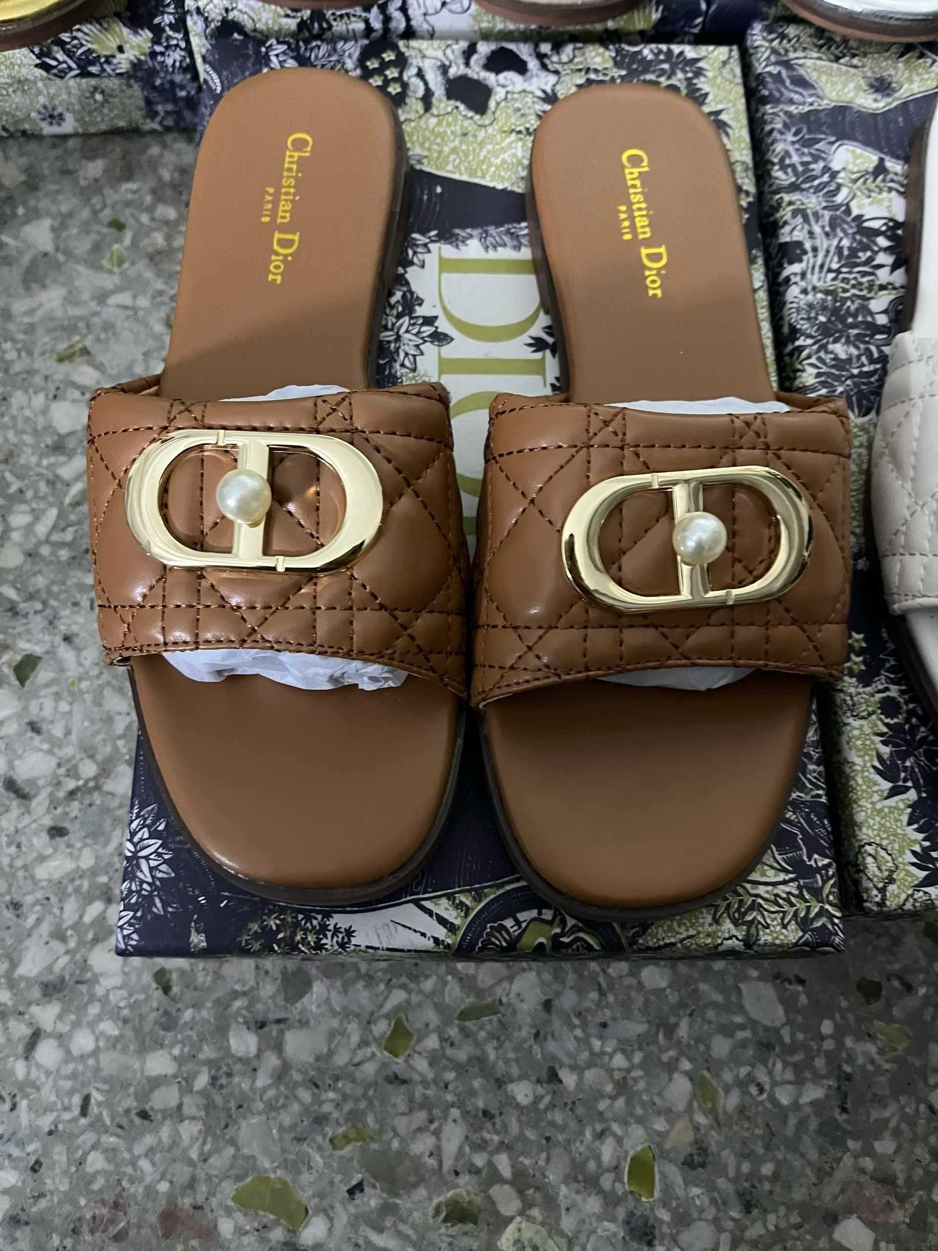 Dior 专柜款经典鞋履 3