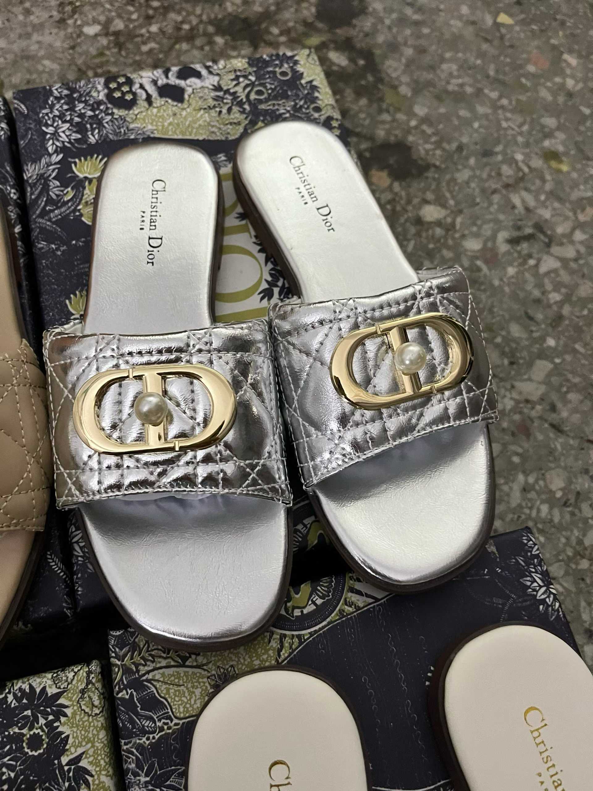Dior 专柜款经典鞋履 4