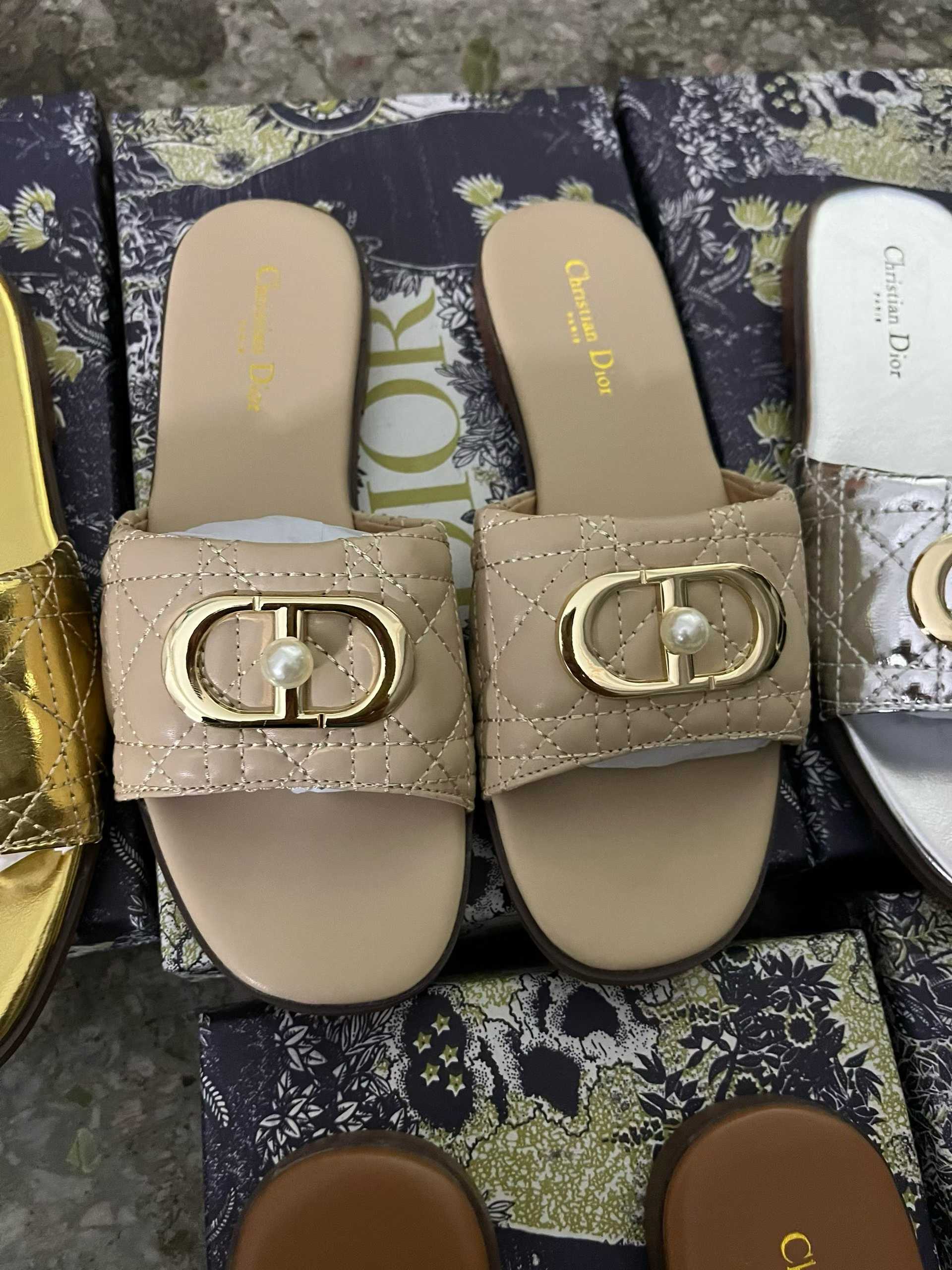 Dior 专柜款经典鞋履 5