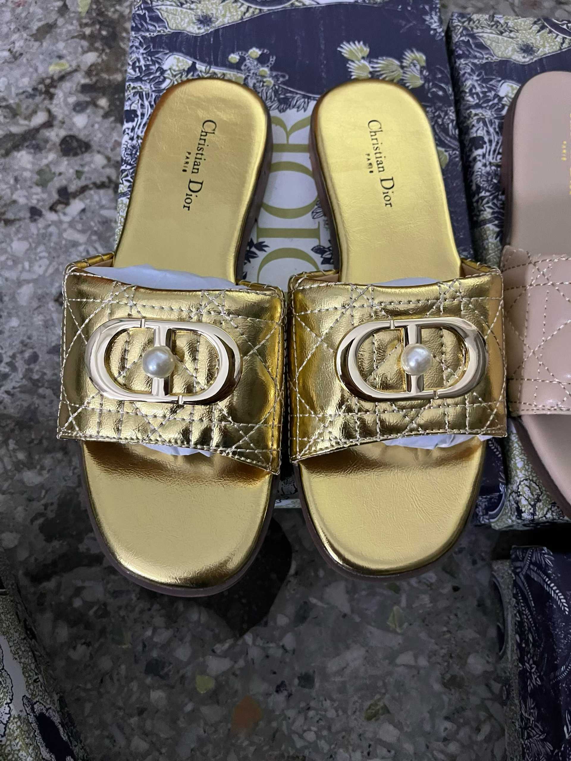 Dior 专柜款经典鞋履 6
