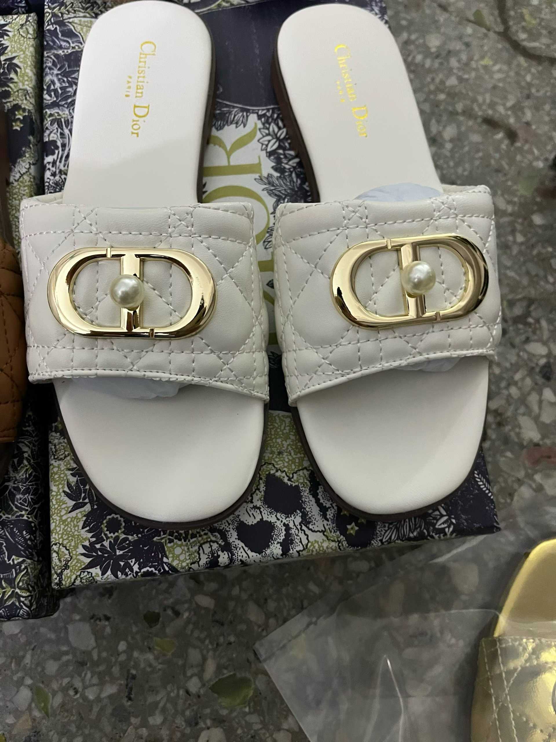 Dior 专柜款经典鞋履 7
