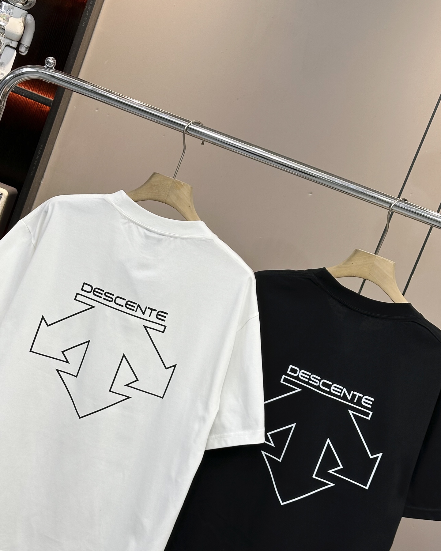 💰90
Descente/迪桑特25ss夏季新款后背镂空字母logo情侣款👫短袖,迪家超级经典的一款百搭T恤,男女同款👫 情侣可搭,店主强烈推荐👍
采用纯棉280g双纱面料,手感细腻柔软,亲肤透气,胸前硅胶立体标识➕后背镂空字母logo设计,新颖独特不撞衫,经典百搭潮流感十足,进口机印花,清晰带感,整件做法采用三针五线工艺,领口-肩缝-袖缝-压双线,Oversize版型,做工精致完美,夏日必备百搭奢潮单品
颜色:白色,黑色
尺码:s~3XL宽松版型
胸围 衣长 肩宽,适合身高体重
s 104 66 48,建议155到165,建议体重105斤以内
M 108 68 50,建议身高165到170,建议体重105到130斤
L 112 70 52,建议身高170到175,建议体重130到150斤
XL 116 72 54,建议身高175到180,建议体重150到170斤
XXL. 120 74 56,建议身高180到185,建议体重170到190斤
3xl 124 76 58,建议身高185到190,建议体重190到210斤
⚠️手工误差1到2cm,以实物为准