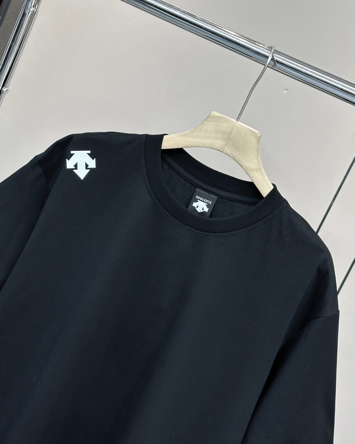 💰90
Descente/迪桑特25ss夏季新款后背镂空字母logo情侣款👫短袖,迪家超级经典的一款百搭T恤,男女同款👫 情侣可搭,店主强烈推荐👍
采用纯棉280g双纱面料,手感细腻柔软,亲肤透气,胸前硅胶立体标识➕后背镂空字母logo设计,新颖独特不撞衫,经典百搭潮流感十足,进口机印花,清晰带感,整件做法采用三针五线工艺,领口-肩缝-袖缝-压双线,Oversize版型,做工精致完美,夏日必备百搭奢潮单品
颜色:白色,黑色
尺码:s~3XL宽松版型
胸围 衣长 肩宽,适合身高体重
s 104 66 48,建议155到165,建议体重105斤以内
M 108 68 50,建议身高165到170,建议体重105到130斤
L 112 70 52,建议身高170到175,建议体重130到150斤
XL 116 72 54,建议身高175到180,建议体重150到170斤
XXL. 120 74 56,建议身高180到185,建议体重170到190斤
3xl 124 76 58,建议身高185到190,建议体重190到210斤
⚠️手工误差1到2cm,以实物为准