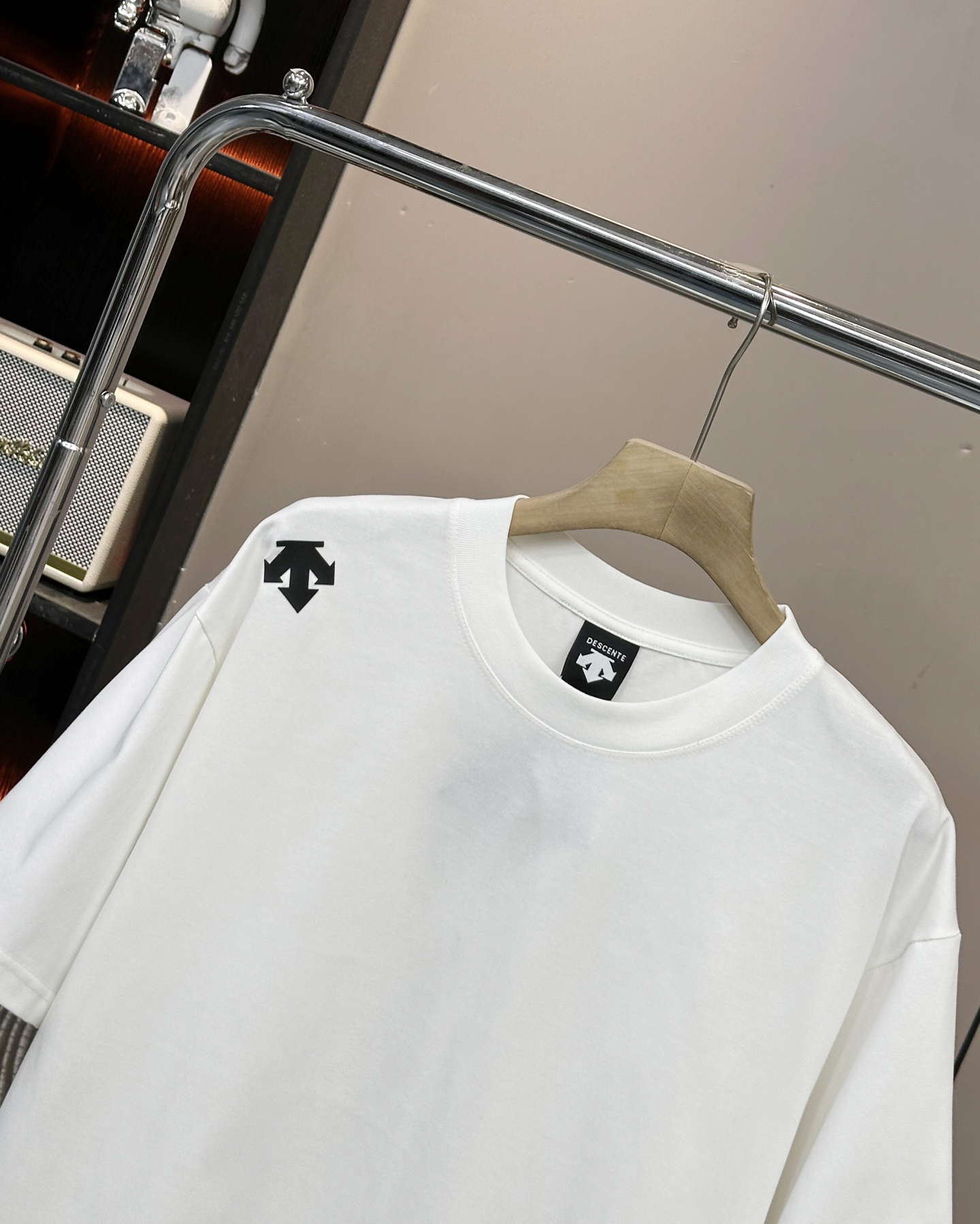 💰90
Descente/迪桑特25ss夏季新款后背镂空字母logo情侣款👫短袖,迪家超级经典的一款百搭T恤,男女同款👫 情侣可搭,店主强烈推荐👍
采用纯棉280g双纱面料,手感细腻柔软,亲肤透气,胸前硅胶立体标识➕后背镂空字母logo设计,新颖独特不撞衫,经典百搭潮流感十足,进口机印花,清晰带感,整件做法采用三针五线工艺,领口-肩缝-袖缝-压双线,Oversize版型,做工精致完美,夏日必备百搭奢潮单品
颜色:白色,黑色
尺码:s~3XL宽松版型
胸围 衣长 肩宽,适合身高体重
s 104 66 48,建议155到165,建议体重105斤以内
M 108 68 50,建议身高165到170,建议体重105到130斤
L 112 70 52,建议身高170到175,建议体重130到150斤
XL 116 72 54,建议身高175到180,建议体重150到170斤
XXL. 120 74 56,建议身高180到185,建议体重170到190斤
3xl 124 76 58,建议身高185到190,建议体重190到210斤
⚠️手工误差1到2cm,以实物为准