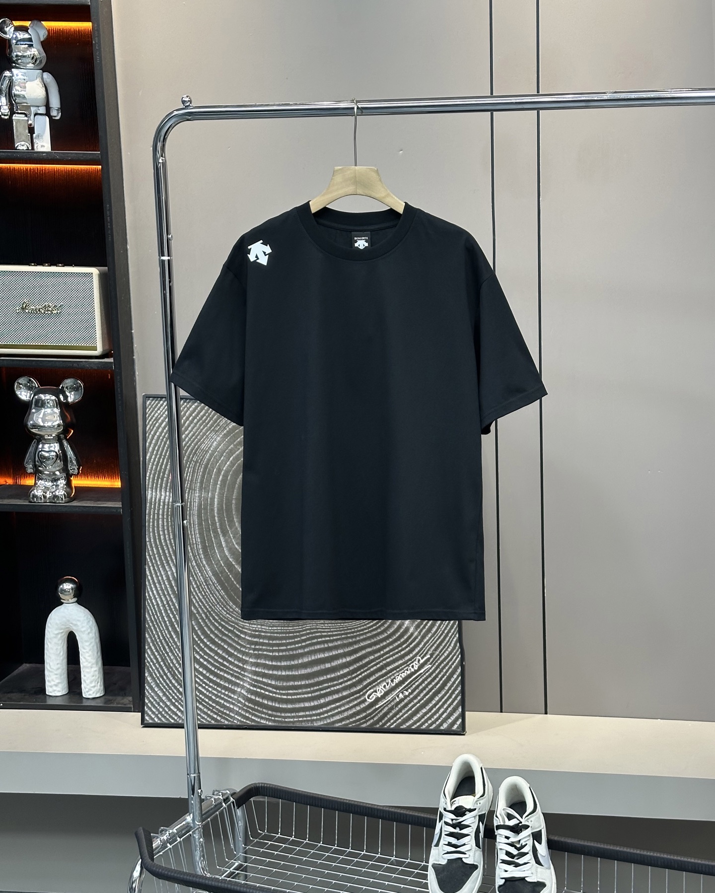 💰90
Descente/迪桑特25ss夏季新款后背镂空字母logo情侣款👫短袖,迪家超级经典的一款百搭T恤,男女同款👫 情侣可搭,店主强烈推荐👍
采用纯棉280g双纱面料,手感细腻柔软,亲肤透气,胸前硅胶立体标识➕后背镂空字母logo设计,新颖独特不撞衫,经典百搭潮流感十足,进口机印花,清晰带感,整件做法采用三针五线工艺,领口-肩缝-袖缝-压双线,Oversize版型,做工精致完美,夏日必备百搭奢潮单品
颜色:白色,黑色
尺码:s~3XL宽松版型
胸围 衣长 肩宽,适合身高体重
s 104 66 48,建议155到165,建议体重105斤以内
M 108 68 50,建议身高165到170,建议体重105到130斤
L 112 70 52,建议身高170到175,建议体重130到150斤
XL 116 72 54,建议身高175到180,建议体重150到170斤
XXL. 120 74 56,建议身高180到185,建议体重170到190斤
3xl 124 76 58,建议身高185到190,建议体重190到210斤
⚠️手工误差1到2cm,以实物为准