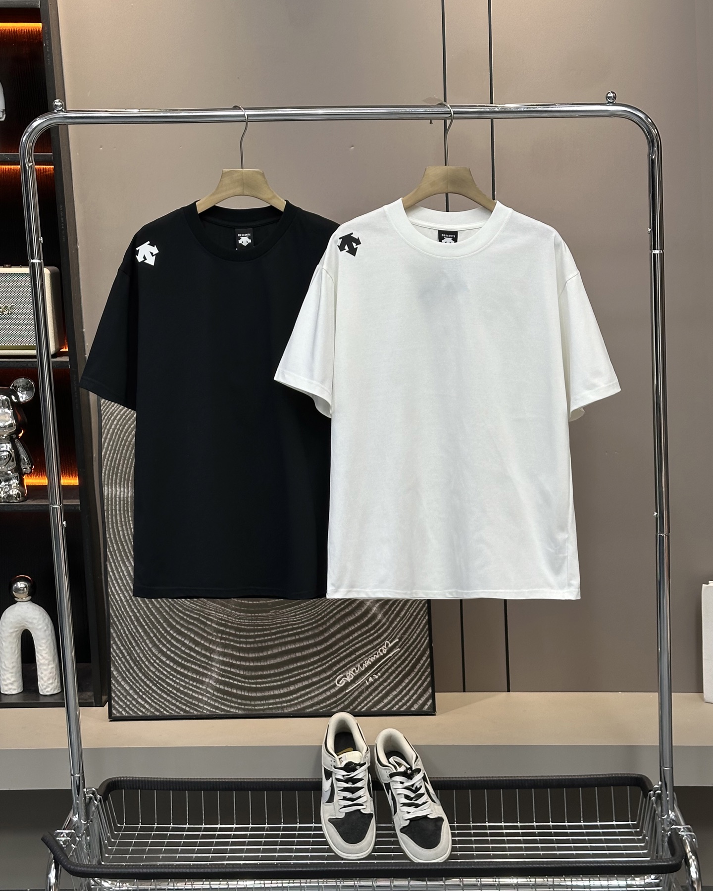 💰90
Descente/迪桑特25ss夏季新款后背镂空字母logo情侣款👫短袖,迪家超级经典的一款百搭T恤,男女同款👫 情侣可搭,店主强烈推荐👍
采用纯棉280g双纱面料,手感细腻柔软,亲肤透气,胸前硅胶立体标识➕后背镂空字母logo设计,新颖独特不撞衫,经典百搭潮流感十足,进口机印花,清晰带感,整件做法采用三针五线工艺,领口-肩缝-袖缝-压双线,Oversize版型,做工精致完美,夏日必备百搭奢潮单品
颜色:白色,黑色
尺码:s~3XL宽松版型
胸围 衣长 肩宽,适合身高体重
s 104 66 48,建议155到165,建议体重105斤以内
M 108 68 50,建议身高165到170,建议体重105到130斤
L 112 70 52,建议身高170到175,建议体重130到150斤
XL 116 72 54,建议身高175到180,建议体重150到170斤
XXL. 120 74 56,建议身高180到185,建议体重170到190斤
3xl 124 76 58,建议身高185到190,建议体重190到210斤
⚠️手工误差1到2cm,以实物为准