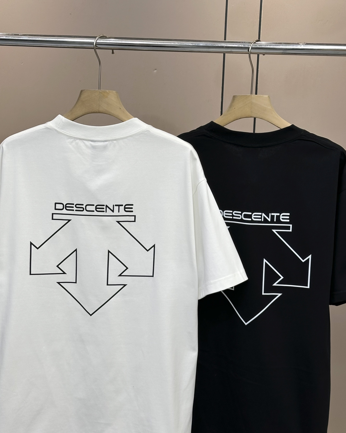 💰90
Descente/迪桑特25ss夏季新款后背镂空字母logo情侣款👫短袖,迪家超级经典的一款百搭T恤,男女同款👫 情侣可搭,店主强烈推荐👍
采用纯棉280g双纱面料,手感细腻柔软,亲肤透气,胸前硅胶立体标识➕后背镂空字母logo设计,新颖独特不撞衫,经典百搭潮流感十足,进口机印花,清晰带感,整件做法采用三针五线工艺,领口-肩缝-袖缝-压双线,Oversize版型,做工精致完美,夏日必备百搭奢潮单品
颜色:白色,黑色
尺码:s~3XL宽松版型
胸围 衣长 肩宽,适合身高体重
s 104 66 48,建议155到165,建议体重105斤以内
M 108 68 50,建议身高165到170,建议体重105到130斤
L 112 70 52,建议身高170到175,建议体重130到150斤
XL 116 72 54,建议身高175到180,建议体重150到170斤
XXL. 120 74 56,建议身高180到185,建议体重170到190斤
3xl 124 76 58,建议身高185到190,建议体重190到210斤
⚠️手工误差1到2cm,以实物为准