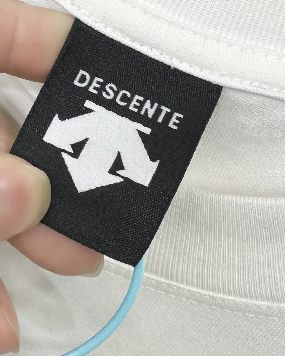 💰90
Descente/迪桑特25ss夏季新款后背镂空字母logo情侣款👫短袖,迪家超级经典的一款百搭T恤,男女同款👫 情侣可搭,店主强烈推荐👍
采用纯棉280g双纱面料,手感细腻柔软,亲肤透气,胸前硅胶立体标识➕后背镂空字母logo设计,新颖独特不撞衫,经典百搭潮流感十足,进口机印花,清晰带感,整件做法采用三针五线工艺,领口-肩缝-袖缝-压双线,Oversize版型,做工精致完美,夏日必备百搭奢潮单品
颜色:白色,黑色
尺码:s~3XL宽松版型
胸围 衣长 肩宽,适合身高体重
s 104 66 48,建议155到165,建议体重105斤以内
M 108 68 50,建议身高165到170,建议体重105到130斤
L 112 70 52,建议身高170到175,建议体重130到150斤
XL 116 72 54,建议身高175到180,建议体重150到170斤
XXL. 120 74 56,建议身高180到185,建议体重170到190斤
3xl 124 76 58,建议身高185到190,建议体重190到210斤
⚠️手工误差1到2cm,以实物为准