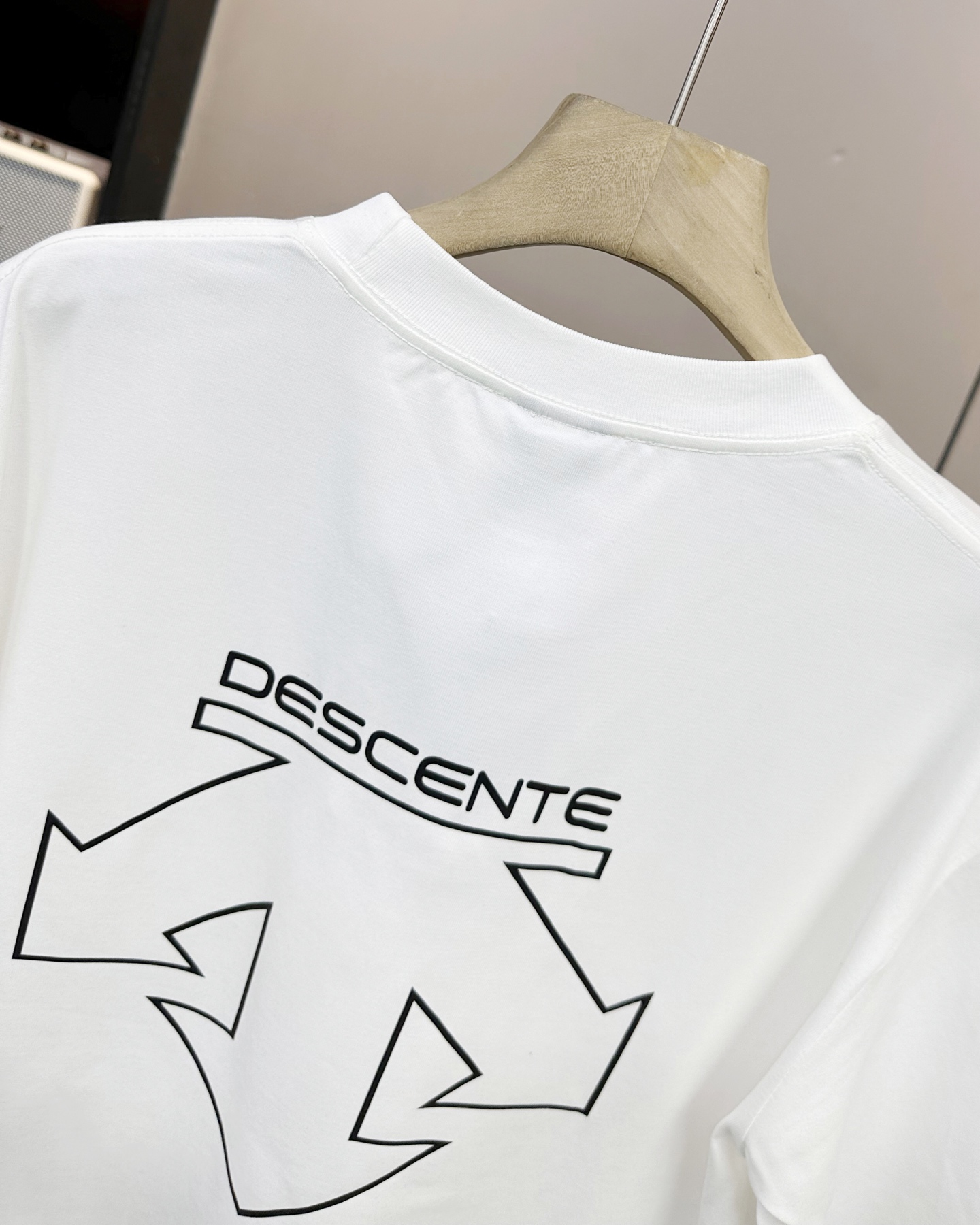 💰90
Descente/迪桑特25ss夏季新款后背镂空字母logo情侣款👫短袖,迪家超级经典的一款百搭T恤,男女同款👫 情侣可搭,店主强烈推荐👍
采用纯棉280g双纱面料,手感细腻柔软,亲肤透气,胸前硅胶立体标识➕后背镂空字母logo设计,新颖独特不撞衫,经典百搭潮流感十足,进口机印花,清晰带感,整件做法采用三针五线工艺,领口-肩缝-袖缝-压双线,Oversize版型,做工精致完美,夏日必备百搭奢潮单品
颜色:白色,黑色
尺码:s~3XL宽松版型
胸围 衣长 肩宽,适合身高体重
s 104 66 48,建议155到165,建议体重105斤以内
M 108 68 50,建议身高165到170,建议体重105到130斤
L 112 70 52,建议身高170到175,建议体重130到150斤
XL 116 72 54,建议身高175到180,建议体重150到170斤
XXL. 120 74 56,建议身高180到185,建议体重170到190斤
3xl 124 76 58,建议身高185到190,建议体重190到210斤
⚠️手工误差1到2cm,以实物为准
