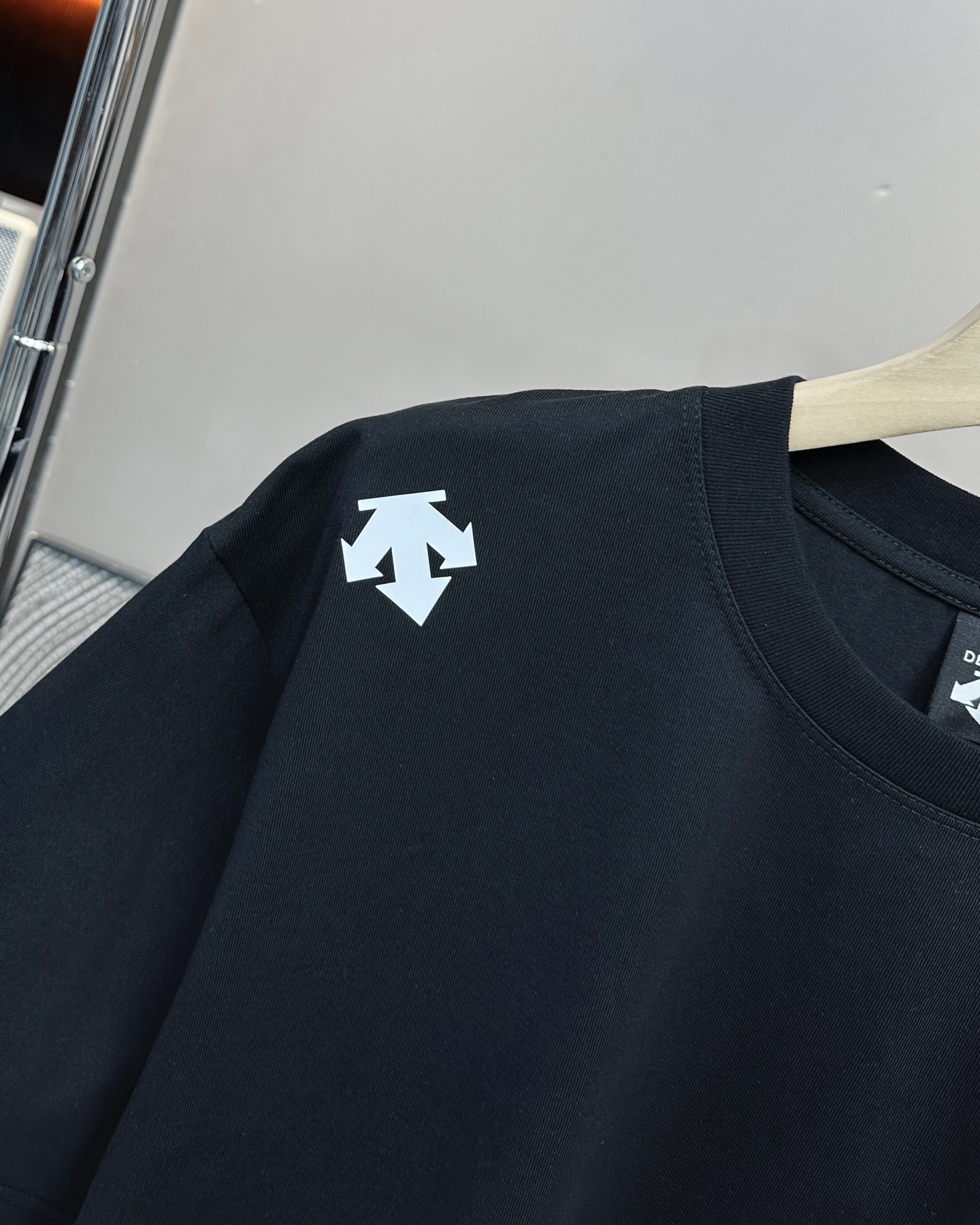 💰90
Descente/迪桑特25ss夏季新款后背镂空字母logo情侣款👫短袖,迪家超级经典的一款百搭T恤,男女同款👫 情侣可搭,店主强烈推荐👍
采用纯棉280g双纱面料,手感细腻柔软,亲肤透气,胸前硅胶立体标识➕后背镂空字母logo设计,新颖独特不撞衫,经典百搭潮流感十足,进口机印花,清晰带感,整件做法采用三针五线工艺,领口-肩缝-袖缝-压双线,Oversize版型,做工精致完美,夏日必备百搭奢潮单品
颜色:白色,黑色
尺码:s~3XL宽松版型
胸围 衣长 肩宽,适合身高体重
s 104 66 48,建议155到165,建议体重105斤以内
M 108 68 50,建议身高165到170,建议体重105到130斤
L 112 70 52,建议身高170到175,建议体重130到150斤
XL 116 72 54,建议身高175到180,建议体重150到170斤
XXL. 120 74 56,建议身高180到185,建议体重170到190斤
3xl 124 76 58,建议身高185到190,建议体重190到210斤
⚠️手工误差1到2cm,以实物为准