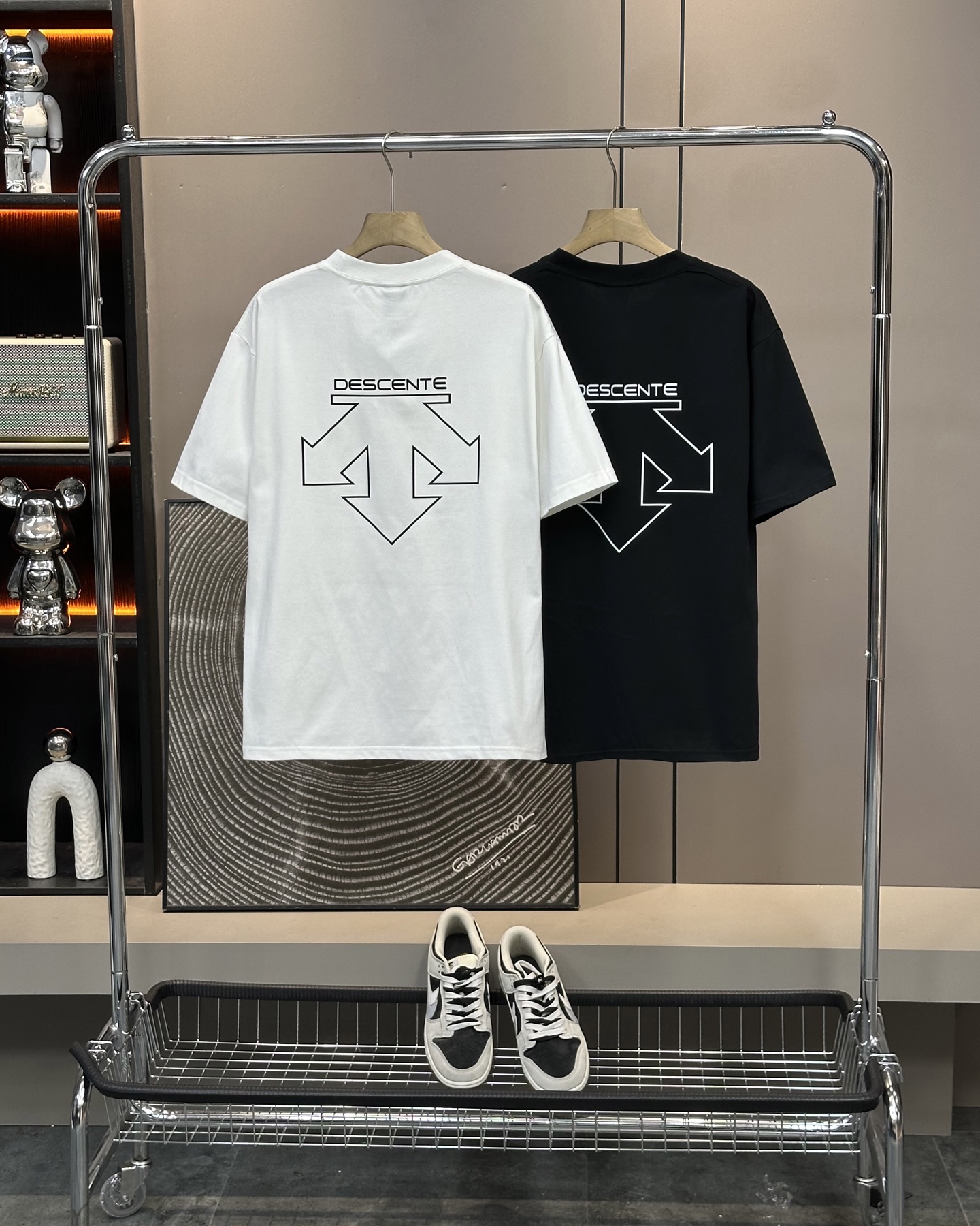 💰90
Descente/迪桑特25ss夏季新款后背镂空字母logo情侣款👫短袖,迪家超级经典的一款百搭T恤,男女同款👫 情侣可搭,店主强烈推荐👍
采用纯棉280g双纱面料,手感细腻柔软,亲肤透气,胸前硅胶立体标识➕后背镂空字母logo设计,新颖独特不撞衫,经典百搭潮流感十足,进口机印花,清晰带感,整件做法采用三针五线工艺,领口-肩缝-袖缝-压双线,Oversize版型,做工精致完美,夏日必备百搭奢潮单品
颜色:白色,黑色
尺码:s~3XL宽松版型
胸围 衣长 肩宽,适合身高体重
s 104 66 48,建议155到165,建议体重105斤以内
M 108 68 50,建议身高165到170,建议体重105到130斤
L 112 70 52,建议身高170到175,建议体重130到150斤
XL 116 72 54,建议身高175到180,建议体重150到170斤
XXL. 120 74 56,建议身高180到185,建议体重170到190斤
3xl 124 76 58,建议身高185到190,建议体重190到210斤
⚠️手工误差1到2cm,以实物为准