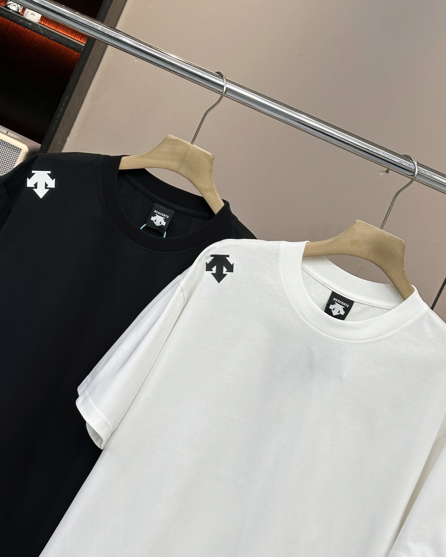 💰90
Descente/迪桑特25ss夏季新款后背镂空字母logo情侣款👫短袖,迪家超级经典的一款百搭T恤,男女同款👫 情侣可搭,店主强烈推荐👍
采用纯棉280g双纱面料,手感细腻柔软,亲肤透气,胸前硅胶立体标识➕后背镂空字母logo设计,新颖独特不撞衫,经典百搭潮流感十足,进口机印花,清晰带感,整件做法采用三针五线工艺,领口-肩缝-袖缝-压双线,Oversize版型,做工精致完美,夏日必备百搭奢潮单品
颜色:白色,黑色
尺码:s~3XL宽松版型
胸围 衣长 肩宽,适合身高体重
s 104 66 48,建议155到165,建议体重105斤以内
M 108 68 50,建议身高165到170,建议体重105到130斤
L 112 70 52,建议身高170到175,建议体重130到150斤
XL 116 72 54,建议身高175到180,建议体重150到170斤
XXL. 120 74 56,建议身高180到185,建议体重170到190斤
3xl 124 76 58,建议身高185到190,建议体重190到210斤
⚠️手工误差1到2cm,以实物为准