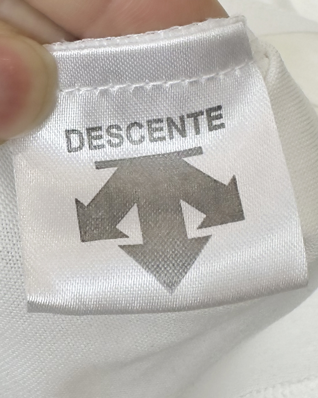 💰90
Descente/迪桑特25ss夏季新款后背镂空字母logo情侣款👫短袖,迪家超级经典的一款百搭T恤,男女同款👫 情侣可搭,店主强烈推荐👍
采用纯棉280g双纱面料,手感细腻柔软,亲肤透气,胸前硅胶立体标识➕后背镂空字母logo设计,新颖独特不撞衫,经典百搭潮流感十足,进口机印花,清晰带感,整件做法采用三针五线工艺,领口-肩缝-袖缝-压双线,Oversize版型,做工精致完美,夏日必备百搭奢潮单品
颜色:白色,黑色
尺码:s~3XL宽松版型
胸围 衣长 肩宽,适合身高体重
s 104 66 48,建议155到165,建议体重105斤以内
M 108 68 50,建议身高165到170,建议体重105到130斤
L 112 70 52,建议身高170到175,建议体重130到150斤
XL 116 72 54,建议身高175到180,建议体重150到170斤
XXL. 120 74 56,建议身高180到185,建议体重170到190斤
3xl 124 76 58,建议身高185到190,建议体重190到210斤
⚠️手工误差1到2cm,以实物为准