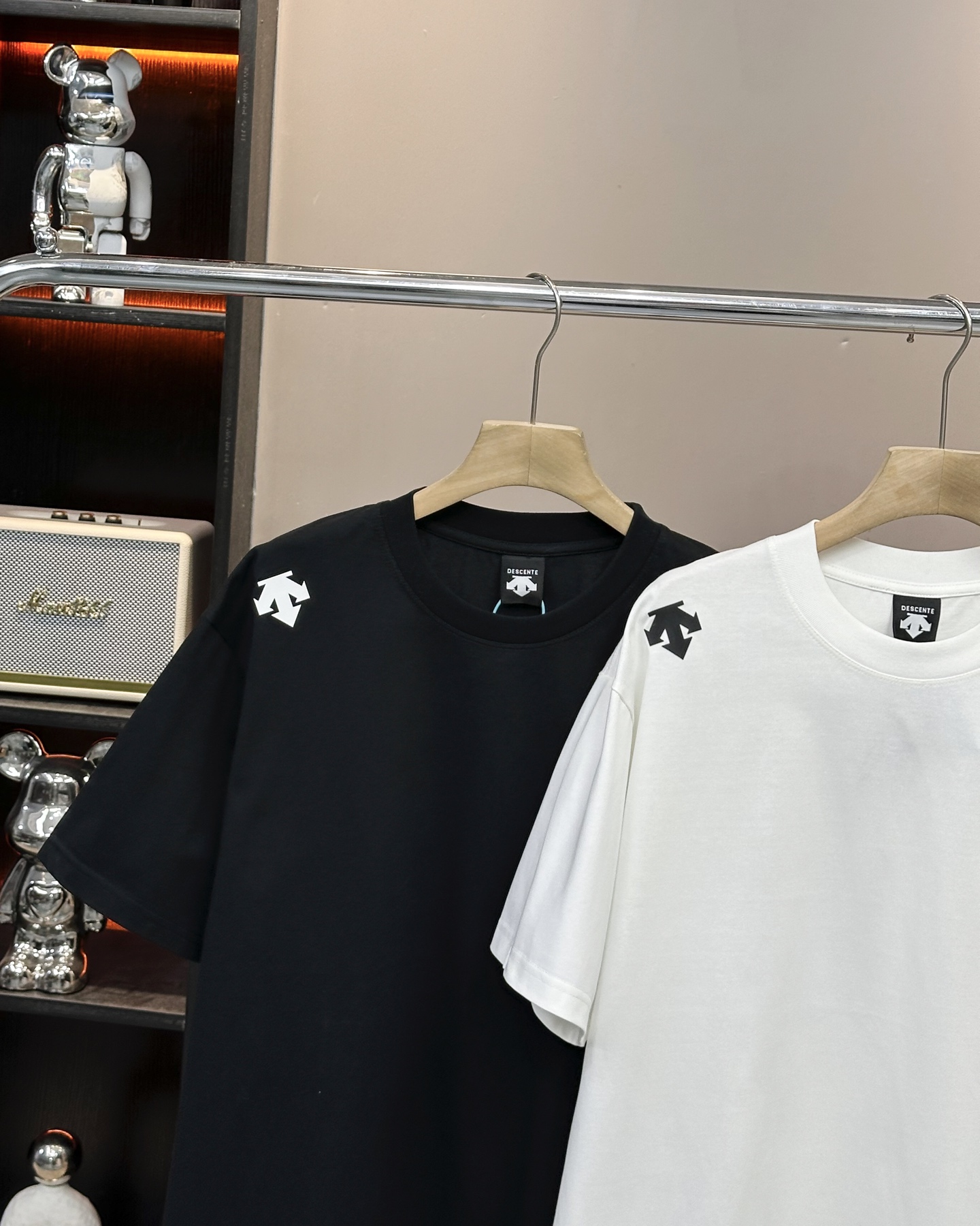 💰90
Descente/迪桑特25ss夏季新款后背镂空字母logo情侣款👫短袖,迪家超级经典的一款百搭T恤,男女同款👫 情侣可搭,店主强烈推荐👍
采用纯棉280g双纱面料,手感细腻柔软,亲肤透气,胸前硅胶立体标识➕后背镂空字母logo设计,新颖独特不撞衫,经典百搭潮流感十足,进口机印花,清晰带感,整件做法采用三针五线工艺,领口-肩缝-袖缝-压双线,Oversize版型,做工精致完美,夏日必备百搭奢潮单品
颜色:白色,黑色
尺码:s~3XL宽松版型
胸围 衣长 肩宽,适合身高体重
s 104 66 48,建议155到165,建议体重105斤以内
M 108 68 50,建议身高165到170,建议体重105到130斤
L 112 70 52,建议身高170到175,建议体重130到150斤
XL 116 72 54,建议身高175到180,建议体重150到170斤
XXL. 120 74 56,建议身高180到185,建议体重170到190斤
3xl 124 76 58,建议身高185到190,建议体重190到210斤
⚠️手工误差1到2cm,以实物为准
