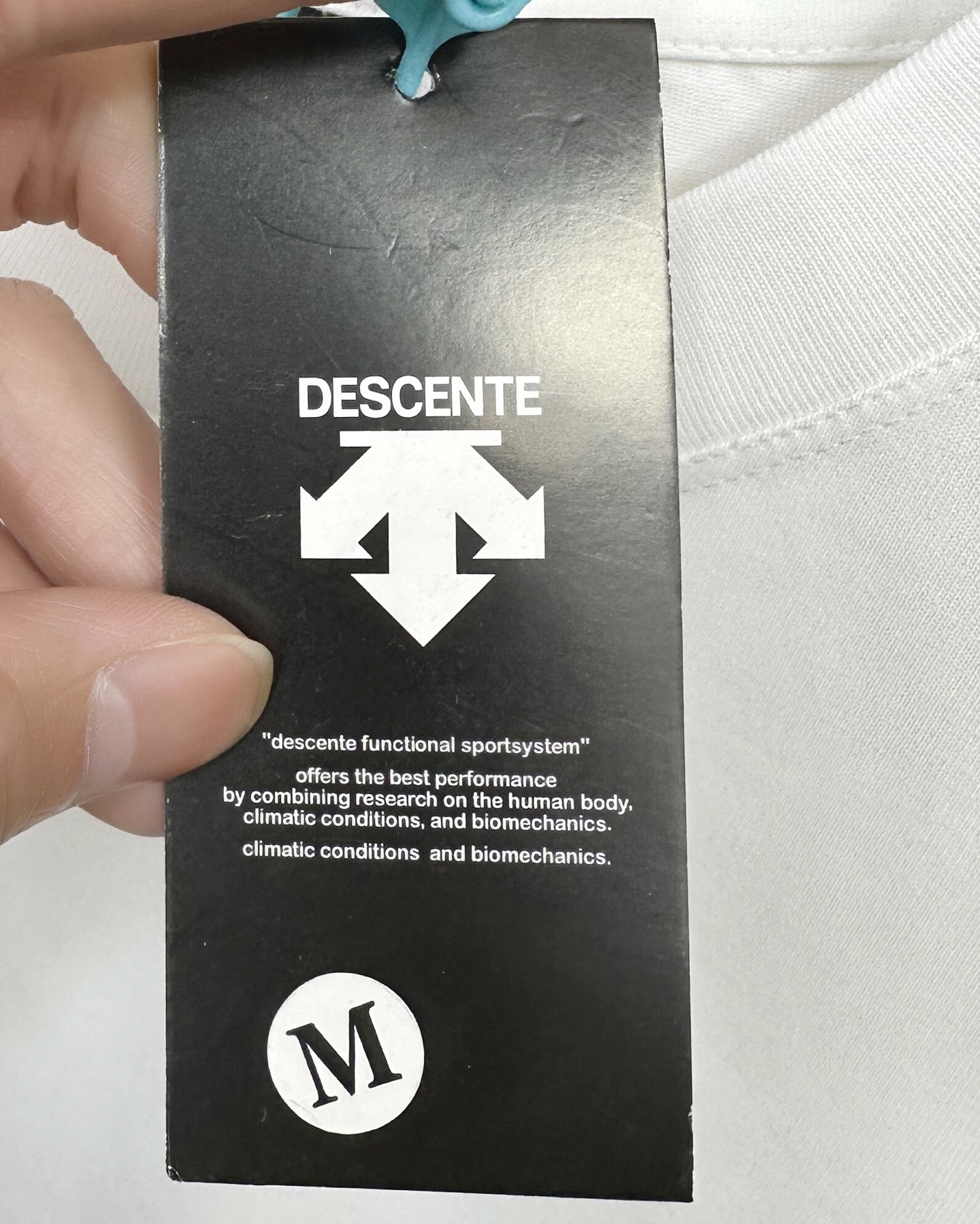 💰90
Descente/迪桑特25ss夏季新款后背镂空字母logo情侣款👫短袖,迪家超级经典的一款百搭T恤,男女同款👫 情侣可搭,店主强烈推荐👍
采用纯棉280g双纱面料,手感细腻柔软,亲肤透气,胸前硅胶立体标识➕后背镂空字母logo设计,新颖独特不撞衫,经典百搭潮流感十足,进口机印花,清晰带感,整件做法采用三针五线工艺,领口-肩缝-袖缝-压双线,Oversize版型,做工精致完美,夏日必备百搭奢潮单品
颜色:白色,黑色
尺码:s~3XL宽松版型
胸围 衣长 肩宽,适合身高体重
s 104 66 48,建议155到165,建议体重105斤以内
M 108 68 50,建议身高165到170,建议体重105到130斤
L 112 70 52,建议身高170到175,建议体重130到150斤
XL 116 72 54,建议身高175到180,建议体重150到170斤
XXL. 120 74 56,建议身高180到185,建议体重170到190斤
3xl 124 76 58,建议身高185到190,建议体重190到210斤
⚠️手工误差1到2cm,以实物为准