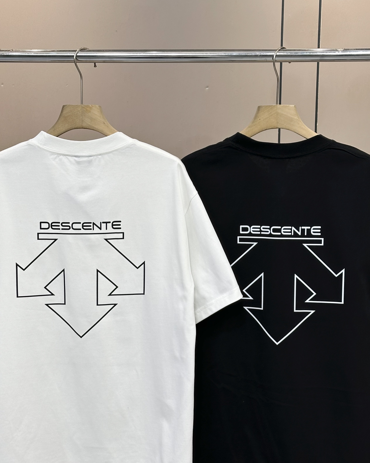 💰90
Descente/迪桑特25ss夏季新款后背镂空字母logo情侣款👫短袖,迪家超级经典的一款百搭T恤,男女同款👫 情侣可搭,店主强烈推荐👍
采用纯棉280g双纱面料,手感细腻柔软,亲肤透气,胸前硅胶立体标识➕后背镂空字母logo设计,新颖独特不撞衫,经典百搭潮流感十足,进口机印花,清晰带感,整件做法采用三针五线工艺,领口-肩缝-袖缝-压双线,Oversize版型,做工精致完美,夏日必备百搭奢潮单品
颜色:白色,黑色
尺码:s~3XL宽松版型
胸围 衣长 肩宽,适合身高体重
s 104 66 48,建议155到165,建议体重105斤以内
M 108 68 50,建议身高165到170,建议体重105到130斤
L 112 70 52,建议身高170到175,建议体重130到150斤
XL 116 72 54,建议身高175到180,建议体重150到170斤
XXL. 120 74 56,建议身高180到185,建议体重170到190斤
3xl 124 76 58,建议身高185到190,建议体重190到210斤
⚠️手工误差1到2cm,以实物为准