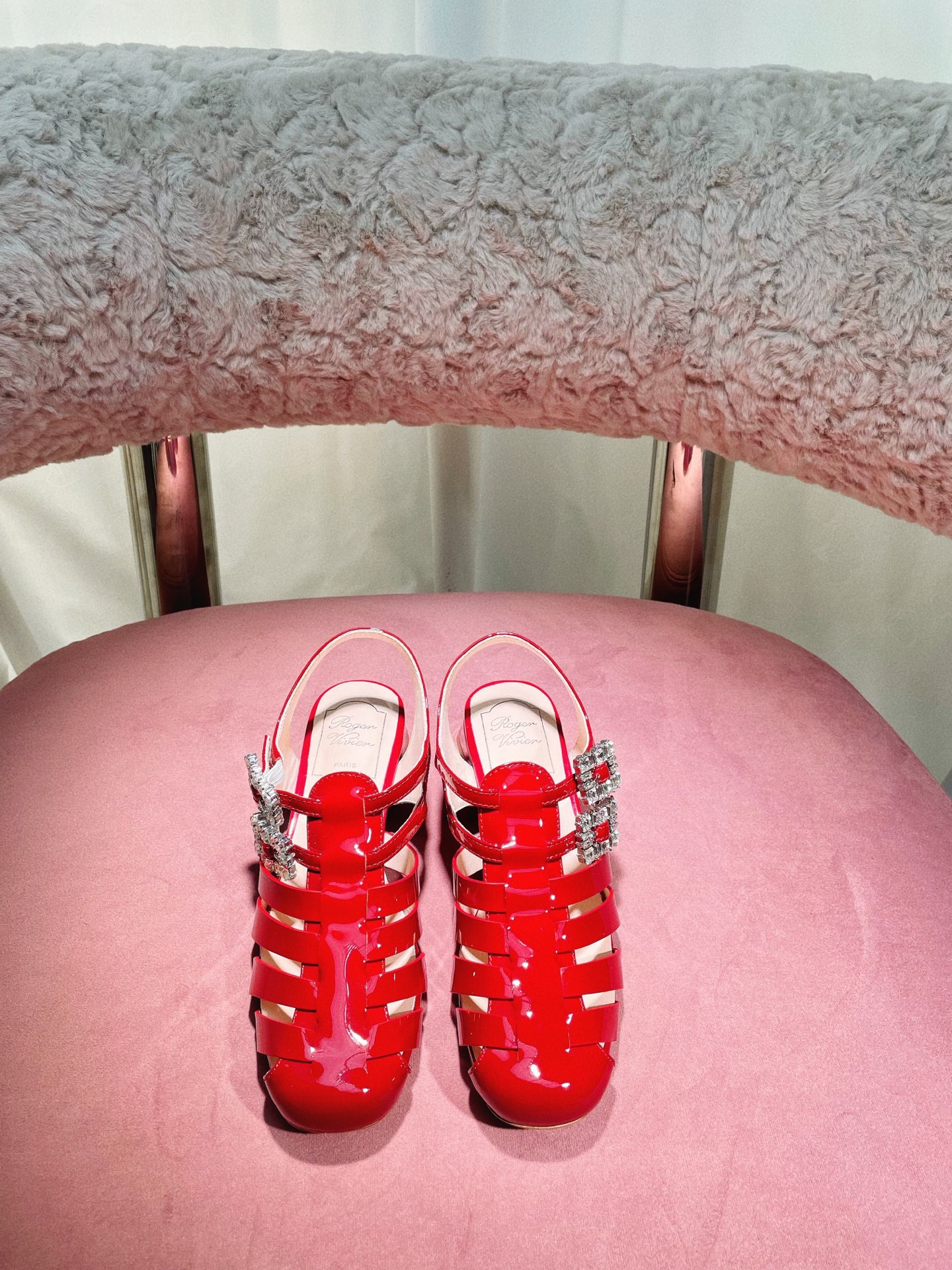 NO:165199,*25 patent leather new Mary Jane sandals are so comfortable. The foot feels so good that they are very comfortable. The soft cotton and cotton are super comfortable. The round toe soles and contrasting outer stitching are perfectly matched. Children's fun and playful and age-reducing. Roman shoes can fully utilize their matching skills. Different nail colors can interpret different styles. No one who has tried them can escape its charm. The design of the shoe itself is both fashionable and cool. It is also good to wear with socks!  (RV series long-term products) Original anti-slip leather outsole material: Original custom patent leather imported lambskin hardware original 11 custom diamond buckle number 35-40 40 custom size Heel height: 3.5cm, Mary Jane, sandals, mary jane, sheepskin, Leather soles19860909出 *25漆皮新款玛丽珍凉鞋太舒服啦 脚感好穿到不得了 软棉棉超舒服 圆头鞋底和撞色的外缝线是满分搭配 童趣盎然俏皮减龄 罗马鞋可以充分发挥搭配功力 不同的指甲颜色可以演绎出不同的风格 试过的都逃不出它的魅力 鞋型本身的设计既时尚又酷帅 配袜穿也是好看的不行！（RV系列长期做货） 鞋底原版防滑真皮大底 材质: 原版定制漆皮 内里进口小羊皮 五金原版11定制钻扣 码数35-40码 40 定制码数 跟高: 3.5cm,玛丽珍,sandals,mary jane,sheepskin,Leather soles,Women's Shoes