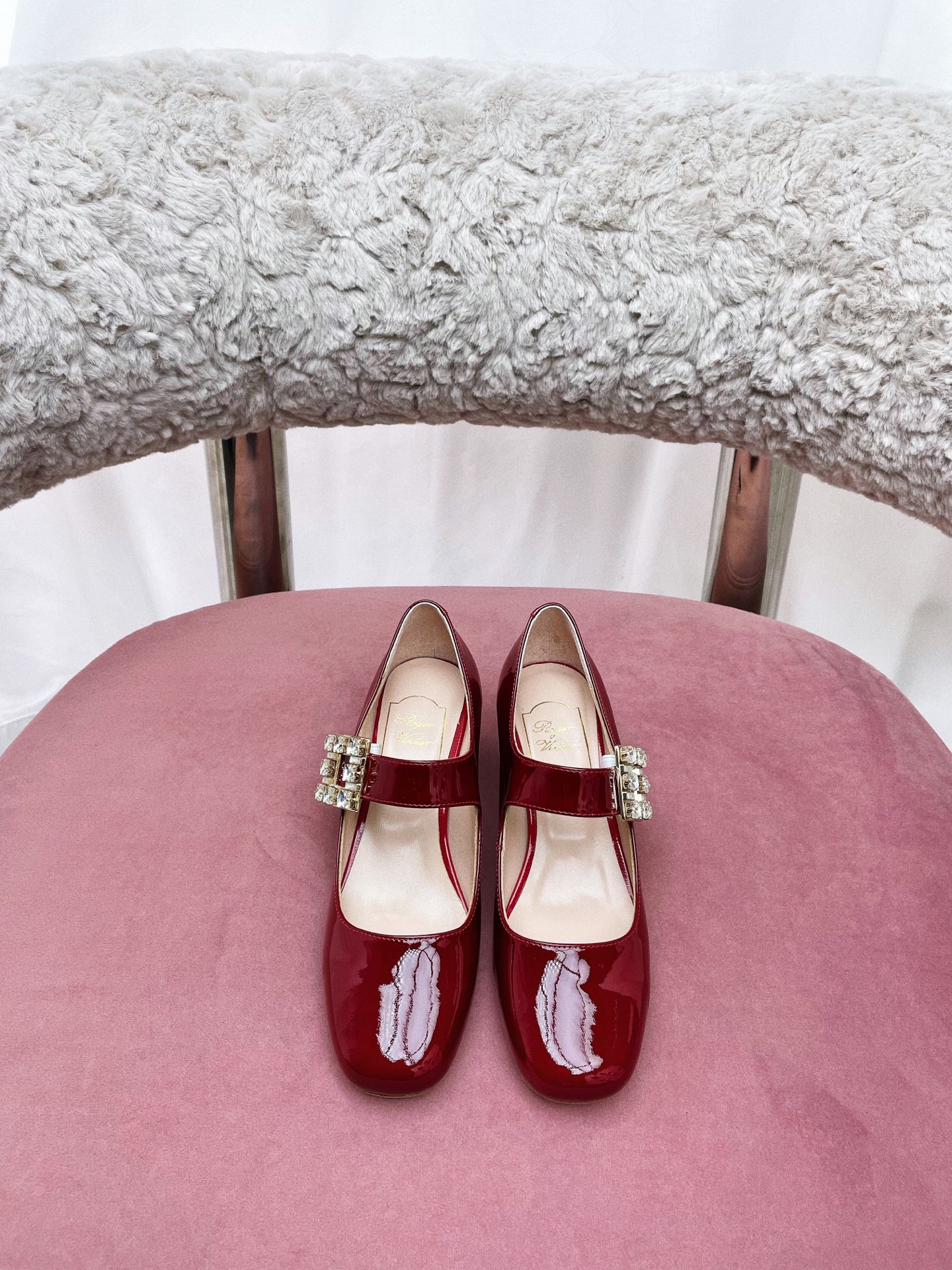 NO:227718,* 22 new Mary Jane ballet shoes released worldwide in Sydney stores. The RV series is long-term!  The iconic RV buckle   diamond buckle is here quietly this summer, travel~ driving~ the first choice for party, very comfortable on the feet, elegant and versatile. Original mold opening (only made in the RV market high version) Original custom leather outsole Material: Original custom beef patent leather Inner imported sheepskin Inner Hardware original 11 trim buckle   diamond buckle Size 34-40 (positive size) 34/40 custom Heel height 5cm Shoe box with original full set packaging, Mary Jane, mary jane, sheepskin, Leather soles19860909出  * 22新款玛丽珍芭蕾舞鞋 悉尼门店全球首发 RV系列长期做货 ！ 标志性的RV扣饰 钻扣 这个夏天悄悄的来了,旅游~开车~聚会首选款式 上脚非常舒适 高雅百搭.原版开模（只做RV市场高版本） 鞋底原版定制真皮大底 材质:原版定制牛漆皮 内里进口羊皮内里 五金原版11饰扣 钻扣 码数34-40码（正码）34/40定制 跟高5cm 鞋盒配原版全套包装,玛丽珍,mary jane,sheepskin,Leather soles,Women's Shoes